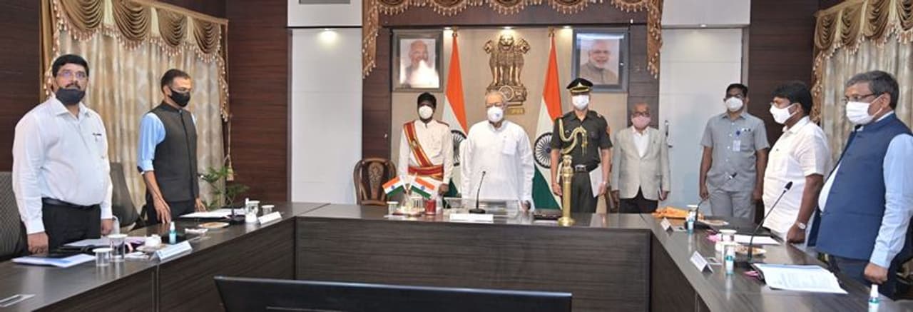 విజయవాడ: కరోనా మహమ్మారి విసిరిన భారీ సవాలును ఎదుర్కోవటానికి ఉపకులపతి మొదలు విద్యార్ధి వరకు అందరూ బాధ్యతాయుతమైన పాత్రను పోషించాలని ఆంధ్రప్రదేశ్ గవర్నర్ బిశ్వభూషణ్ హరిచందన్ అన్నారు. అదృశ్య శత్రువుపై అందరూ సమిష్టిగా యుద్దం చేస్తేనే వైరస్ గొలుసును విచ్ఛిన్నం చేయగలుగుతామన్నారు. విజయవాడ: కరోనా మహమ్మారి విసిరిన భారీ సవాలును ఎదుర్కోవటానికి ఉపకులపతి మొదలు విద్యార్ధి వరకు అందరూ బాధ్యతాయుతమైన పాత్రను పోషించాలని ఆంధ్రప్రదేశ్ గవర్నర్ బిశ్వభూషణ్ హరిచందన్ అన్నారు. అదృశ్య శత్రువుపై అందరూ సమిష్టిగా యుద్దం చేస్తేనే వైరస్ గొలుసును విచ్ఛిన్నం చేయగలుగుతామన్నారు.