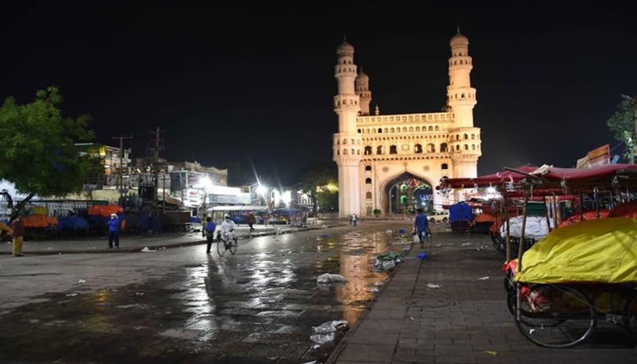 <p>కరోనా సెకండ్ వేవ్ నేపథ్యంలో తెలంగాణలో మంగళవారం నుంచి రాత్రి కర్ఫ్యూ అమల్లోకి వచ్చింది. </p> <p>కరోనా సెకండ్ వేవ్ నేపథ్యంలో తెలంగాణలో మంగళవారం నుంచి రాత్రి కర్ఫ్యూ అమల్లోకి వచ్చింది. </p>