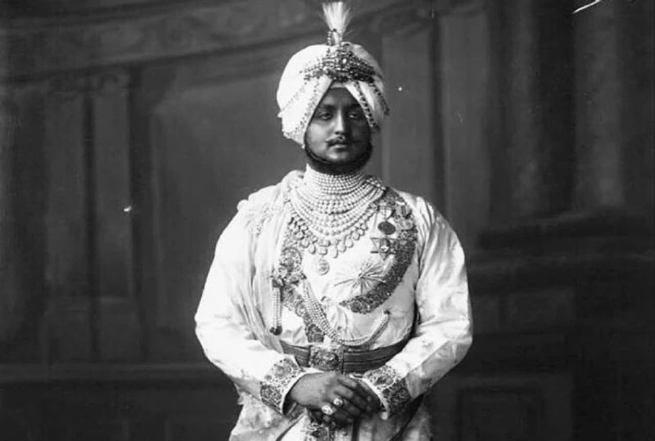 <p> 12 అక్టోబర్ 1891న జన్మించిన భూపిందర్ సింగ్ కేవలం తొమ్మిదేళ్ల వయసులో రాజు అయ్యాడు. ఆ తరువాత అతను 18 సంవత్సరాల వయస్సులో ఉన్నప్పుడు అధికారాన్ని చేపట్టి పాటియాలాను 38 సంవత్సరాలు పరిపాలించాడు. మహారాజా భూపిందర్ సింగ్ జీవితం గురించి కొన్ని ఆసక్తికరమైన విషయాలు మీకు ఆశ్చర్యం కలిగించవచ్చు. </p> <p> 12 అక్టోబర్ 1891న జన్మించిన భూపిందర్ సింగ్ కేవలం తొమ్మిదేళ్ల వయసులో రాజు అయ్యాడు. ఆ తరువాత అతను 18 సంవత్సరాల వయస్సులో ఉన్నప్పుడు అధికారాన్ని చేపట్టి పాటియాలాను 38 సంవత్సరాలు పరిపాలించాడు. మహారాజా భూపిందర్ సింగ్ జీవితం గురించి కొన్ని ఆసక్తికరమైన విషయాలు మీకు ఆశ్చర్యం కలిగించవచ్చు. </p>