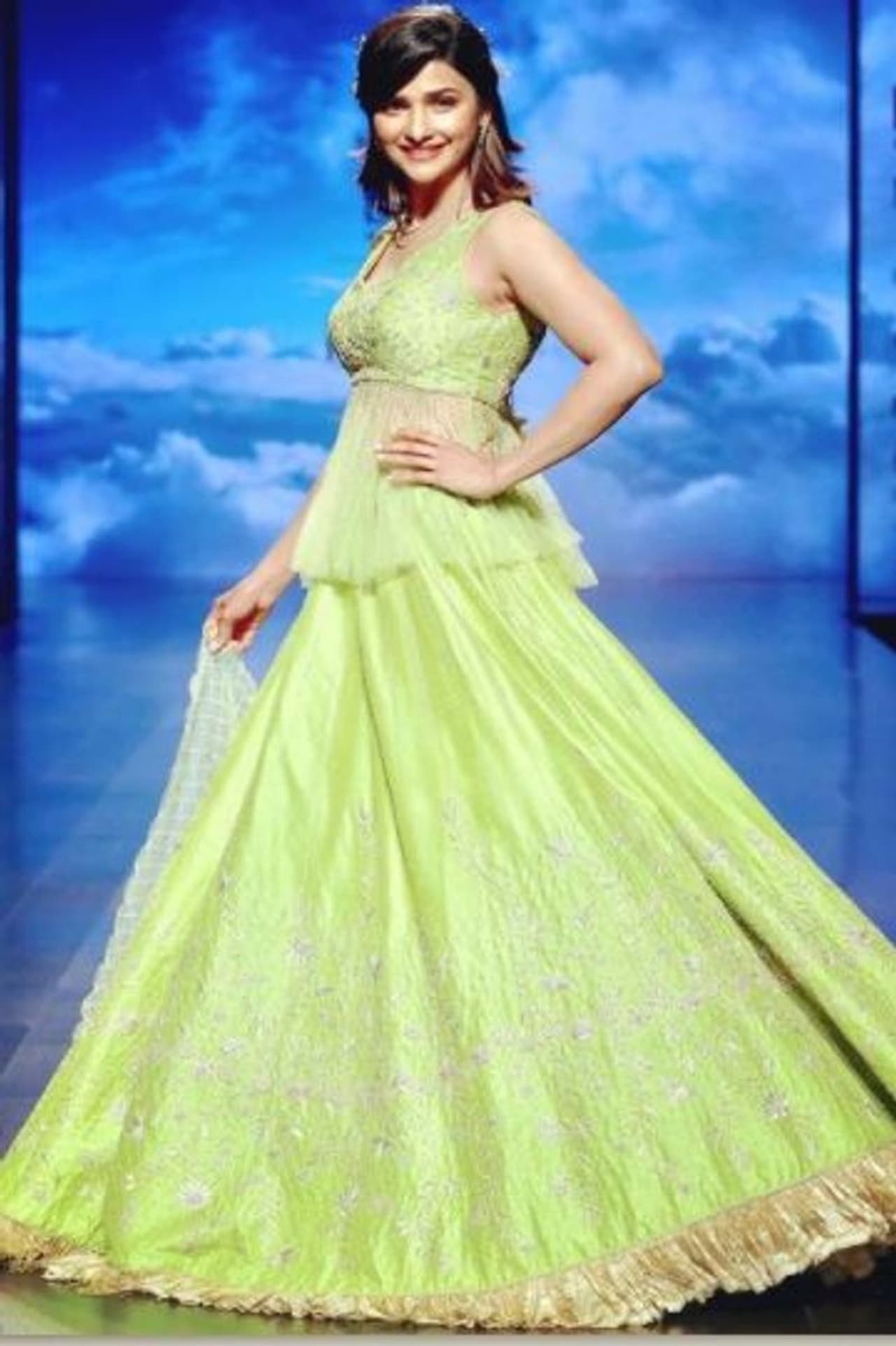 <p>கடந்த 2018ம் ஆண்டு விஸ்வரூபம் எடுத்து, திரைத்துறையில் பல இயக்குநர்கள், நடிகர்களின் தூக்கத்தை கெடுத்தது மீடூ விவகாரம். ஹாலிவுட், பாலிவுட், டோலிவுட், கோலிவுட் என அனைத்து திரைத்துறையைச் சேர்ந்த பல முன்னணி மற்றும் இளம் நடிகைகள் தங்களுக்கு நேர்ந்த பாலியல் தொல்லைகளை வெளிச்சத்திற்கு கொண்டு வந்தனர். இதனால் பட வாய்ப்பிற்காக படுக்கைக்கு அழைத்த திரைப்பிரபலங்கள் பலரது முகத்திரை கிழிக்கப்பட்டது.</p>