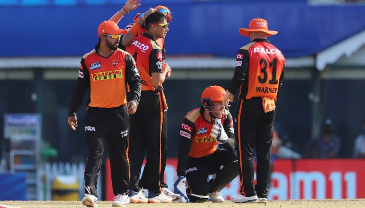 <p>సన్‌రైజర్స్ హైదరాబాద్ జట్టు ఐపీఎల్ 2021 సీజన్‌లో ఆరు మ్యాచులు ముగిసిన తర్వాత డేవిడ్ వార్నర్‌ను కెప్టెన్సీ నుంచి తప్పించింది. కేన్ విలియంసన్‌కి కెప్టెన్‌గా బాధ్యతలు అప్పగించింది.</p>