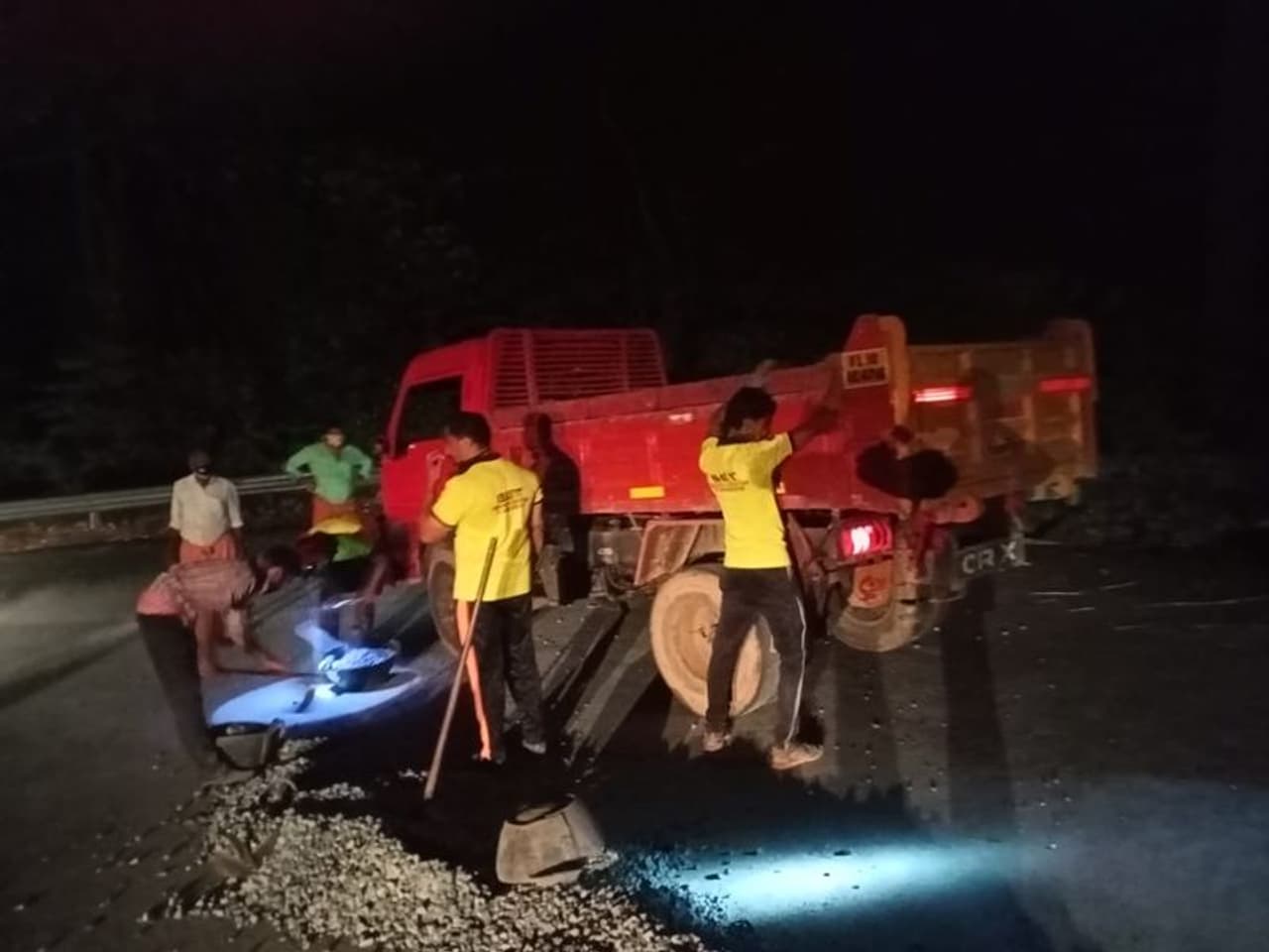 <p>ടോറസ് ലോറിയുടെ പിറക് ബോഡിയുടെ ലോക് പോയതിനെ തുടര്ന്ന് കൊണ്ടുപോവുകയായിരുന്ന കരിങ്കല് ചീളുകള് മുഴുവന് ചുരം റോഡിലേക്ക് ചെരിഞ്ഞു. ഇന്നലെ വൈകീട്ട് ഏഴ് മണിയോടെയായിരുന്നു സംഭവം. </p> <p>ടോറസ് ലോറിയുടെ പിറക് ബോഡിയുടെ ലോക് പോയതിനെ തുടര്ന്ന് കൊണ്ടുപോവുകയായിരുന്ന കരിങ്കല് ചീളുകള് മുഴുവന് ചുരം റോഡിലേക്ക് ചെരിഞ്ഞു. ഇന്നലെ വൈകീട്ട് ഏഴ് മണിയോടെയായിരുന്നു സംഭവം. </p>