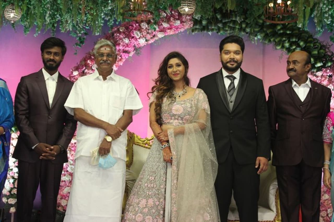 <p>தமிழ் சினிமாவில், காமெடி மற்றும் குணச்சித்திர வேடத்தில், பல படங்களில் நடித்து புகழ் பெற்றவர் எம்.எஸ்.பாஸ்கர். இவரின் மகள் ஐஸ்வர்யாவிற்கு 2019 ஆண்டு தொழிலதிபர் என்.ஏ.சுதாகருக்கும் திருமண நிச்சயதார்த்தம் நடந்தது.</p> <p>தமிழ் சினிமாவில், காமெடி மற்றும் குணச்சித்திர வேடத்தில், பல படங்களில் நடித்து புகழ் பெற்றவர் எம்.எஸ்.பாஸ்கர். இவரின் மகள் ஐஸ்வர்யாவிற்கு 2019 ஆண்டு தொழிலதிபர் என்.ஏ.சுதாகருக்கும் திருமண நிச்சயதார்த்தம் நடந்தது.</p>