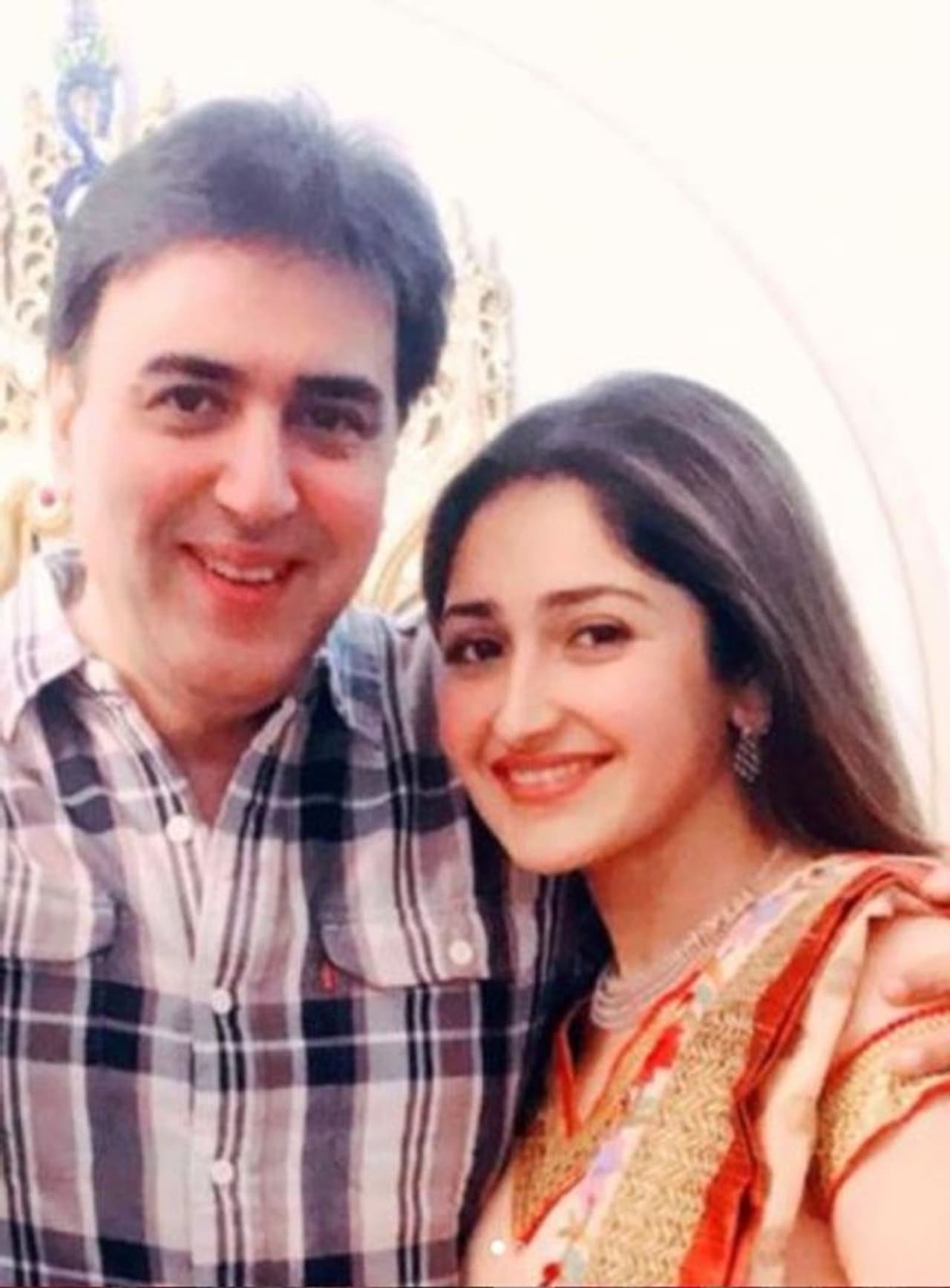 <p>நடிகை சாயிஷா, பாலிவுட் சினிமாவின் முன்னணி நடிகரான சுமீத் சைகலின் மகள்.</p> <p>நடிகை சாயிஷா, பாலிவுட் சினிமாவின் முன்னணி நடிகரான சுமீத் சைகலின் மகள்.</p>