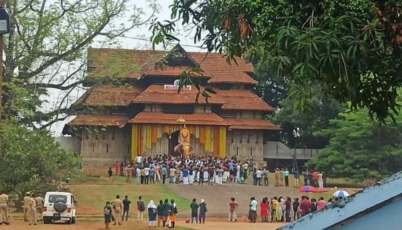 <p>തെക്കേ ഗോപുരം വഴി നെയ്തലക്കാവ് ഭഗവതി എഴുന്നള്ളിയതോടെ 36 മണിക്കൂർ നീളുന്ന പൂര ചടങ്ങുകൾക്കാണ് തുടക്കമായത്. </p> <p>തെക്കേ ഗോപുരം വഴി നെയ്തലക്കാവ് ഭഗവതി എഴുന്നള്ളിയതോടെ 36 മണിക്കൂർ നീളുന്ന പൂര ചടങ്ങുകൾക്കാണ് തുടക്കമായത്. </p>