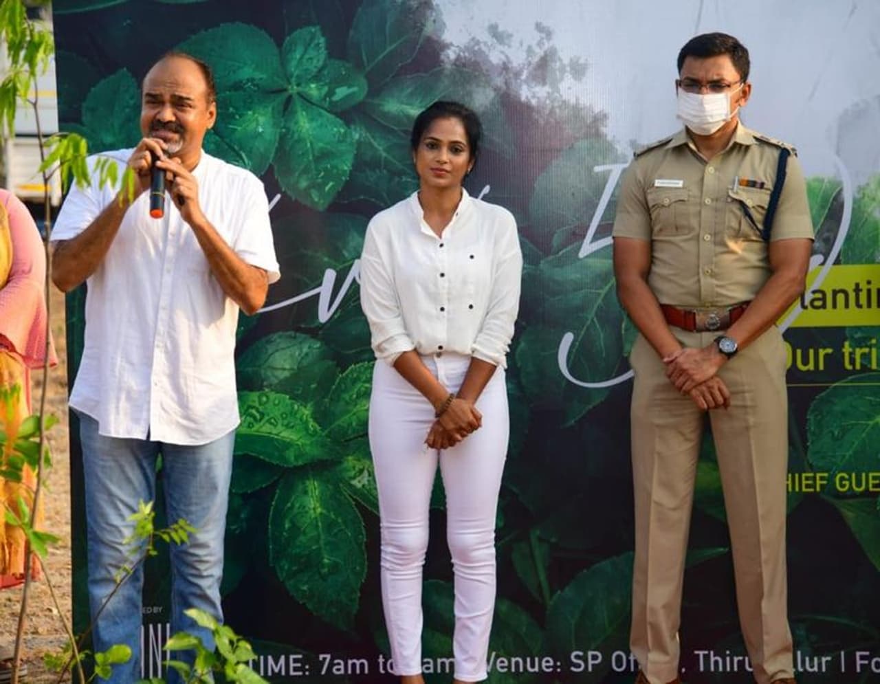 <p>மறைந்த நடிகர் விவேக்கின் நினைவாக இன்று ஆயுதப்படை மைதானத்தில் மரம் நடும் விழா நடந்தது.</p> <p>மறைந்த நடிகர் விவேக்கின் நினைவாக இன்று ஆயுதப்படை மைதானத்தில் மரம் நடும் விழா நடந்தது.</p>