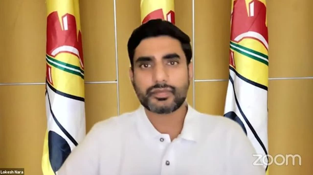 అమరావతి: పిల్ల‌ల ప్రాణాల్ని లెక్క‌చేయ‌కుండా ప‌రీక్ష‌లు నిర్వ‌హిస్తామ‌ని మొండిగా ముందుకెళ్తున్న సీఎం జ‌గ‌న్‌రెడ్డిని మూర్ఖ‌పు రెడ్డిగా అనాల్సి వ‌స్తోంద‌ని తెలుగుదేశం పార్టీ జాతీయ ప్ర‌ధాన‌ కార్య‌ద‌ర్శి నారా లోకేష్ మండిపడ్డారు. 48 గంట‌లు స‌మ‌యం ఇస్తున్నామ‌ని... అప్ప‌టికీ ప‌రీక్ష‌లు ర‌ద్దు చేయ‌క‌పోతే పిల్ల‌ల ప్రాణాలు ర‌క్ష‌ణే ల‌క్ష్యంగా ఉద్య‌మాన్ని ఉధృతం చేస్తామ‌ని లోకేష్ స‌ర్కారుకి హెచ్చ‌రించారు.