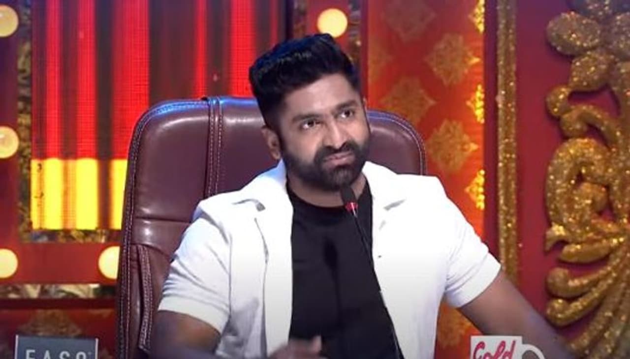 <p>రాకేష్ మాస్టర్ శిష్యుడిగా ఎంట్రీ ఇచ్చి ‘ఢీ 2’ షోలో పార్టిసిపేట్ చేసిన శేఖర్ మాస్టర్, ‘ఢీ5 జోడీ స్పెషల్’లోనూ పాల్గొన్నాడు. ఆ తర్వాత ‘ఢీ 7’ నుంచి ఇప్పుడు నడుస్తున్న ‘ఢీ 13’ సీజన్కి జడ్జిగా వ్యవహారిస్తున్నాడు...</p> <p>రాకేష్ మాస్టర్ శిష్యుడిగా ఎంట్రీ ఇచ్చి ‘ఢీ 2’ షోలో పార్టిసిపేట్ చేసిన శేఖర్ మాస్టర్, ‘ఢీ5 జోడీ స్పెషల్’లోనూ పాల్గొన్నాడు. ఆ తర్వాత ‘ఢీ 7’ నుంచి ఇప్పుడు నడుస్తున్న ‘ఢీ 13’ సీజన్కి జడ్జిగా వ్యవహారిస్తున్నాడు...</p>