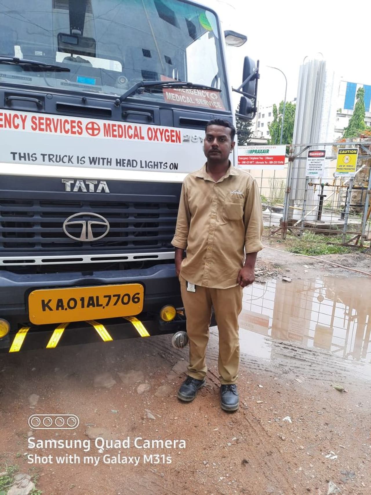 <p>ಸರ್ಕಾರ ಸಹ ಆಕ್ಸಿಜನ್ ಪೂರೈಕೆ ಮಾಡುವ ವಾಹನಗಳನ್ನು ಆಂಬುಲೆನ್ಸ್ ಎಂದು ಪರಿಗಣಿಸಿ ಎಂದು ತಿಳಿಸಿತ್ತು.</p> <p>ಸರ್ಕಾರ ಸಹ ಆಕ್ಸಿಜನ್ ಪೂರೈಕೆ ಮಾಡುವ ವಾಹನಗಳನ್ನು ಆಂಬುಲೆನ್ಸ್ ಎಂದು ಪರಿಗಣಿಸಿ ಎಂದು ತಿಳಿಸಿತ್ತು.</p>