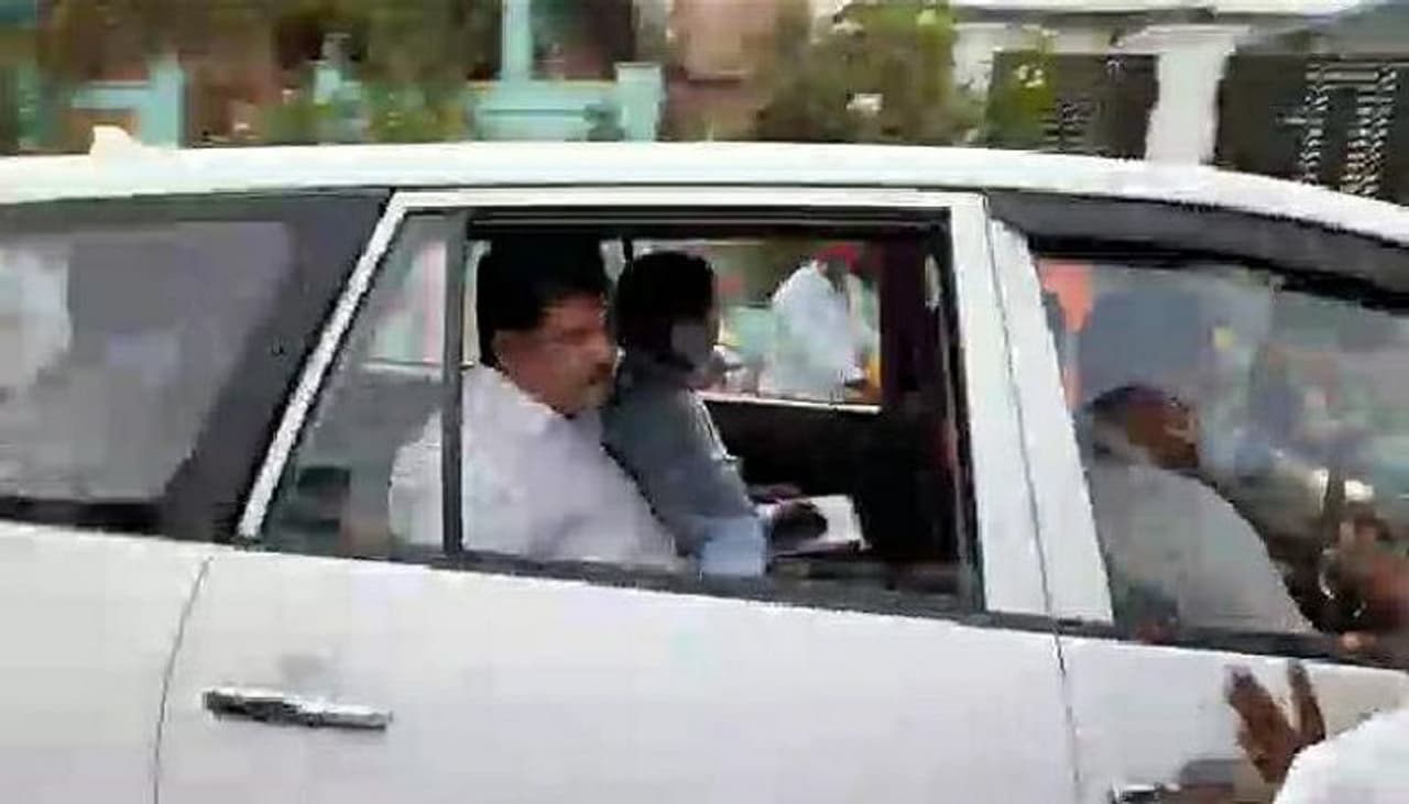 <p>సంగం డెయిరీ చైర్మన్, టీడీపీ నాయకుడు ధూళిపాళ్ల నరేంద్ర అరెస్టును తెలుగుదేశం నాయకులు ఖండిస్తున్నారు. కక్ష సాధింపు చర్యల్లో భాగంగానే అరెస్ట్ చేశారని విరుచుకుపడుతున్నారు. </p> <p>సంగం డెయిరీ చైర్మన్, టీడీపీ నాయకుడు ధూళిపాళ్ల నరేంద్ర అరెస్టును తెలుగుదేశం నాయకులు ఖండిస్తున్నారు. కక్ష సాధింపు చర్యల్లో భాగంగానే అరెస్ట్ చేశారని విరుచుకుపడుతున్నారు. </p>