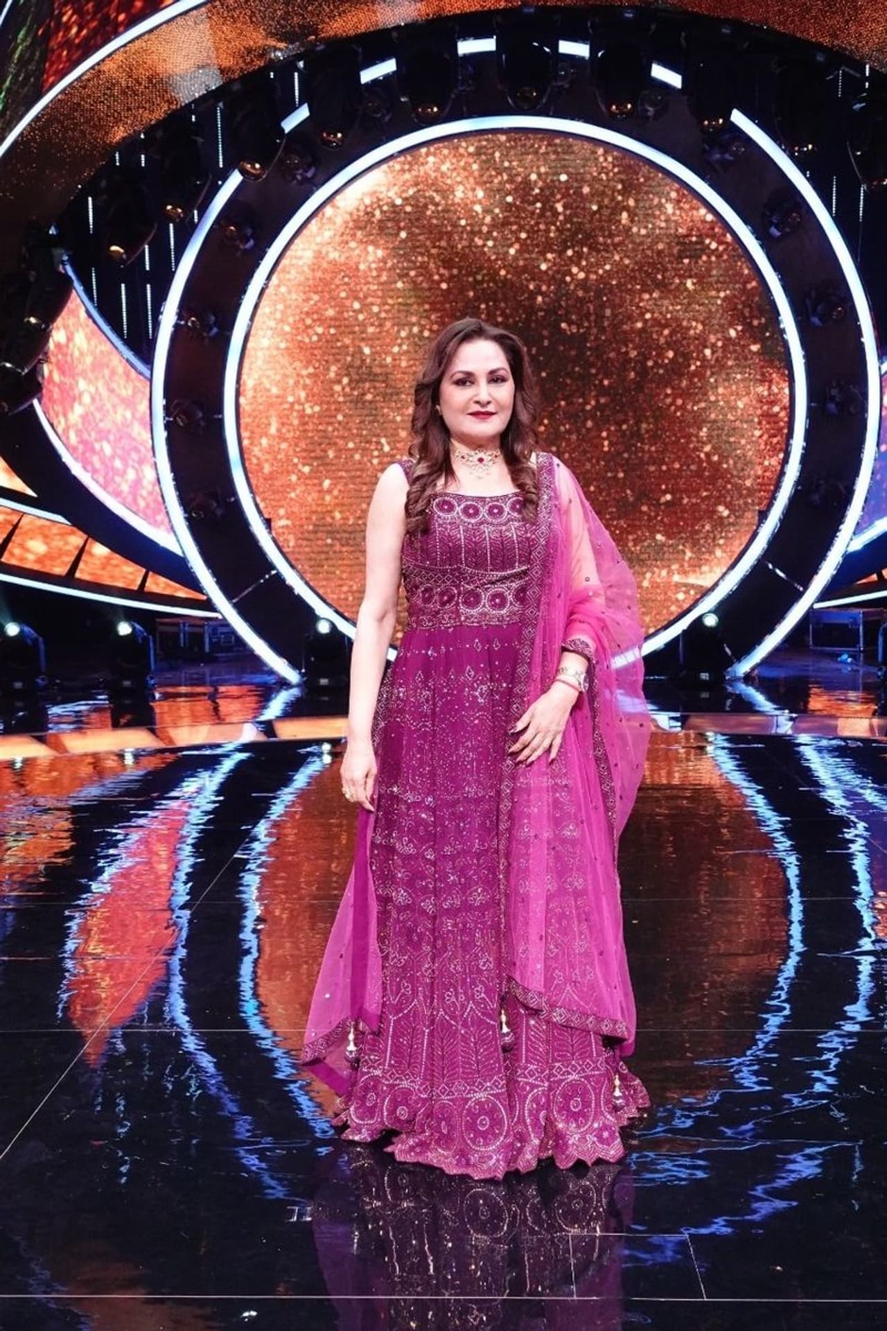 తెలుగు, తమిళం, హిందీలో అగ్ర నటిగా రాణించిన జయప్రద తాజాగా హిందీలో ప్రసారమయ్యే `ఇండియన్ ఐడల్ 12` సీజన్ షోలో పాల్గొంది. దేశంలోనే అత్యంత ప్రతిభావంతులైన సింగర్స్ ని వెలికితీసే షో `ఇండియన్ఐడల్` అనే విషయం తెలిసిందే. తెలుగు, తమిళం, హిందీలో అగ్ర నటిగా రాణించిన జయప్రద తాజాగా హిందీలో ప్రసారమయ్యే `ఇండియన్ ఐడల్ 12` సీజన్ షోలో పాల్గొంది. దేశంలోనే అత్యంత ప్రతిభావంతులైన సింగర్స్ ని వెలికితీసే షో `ఇండియన్ఐడల్` అనే విషయం తెలిసిందే.