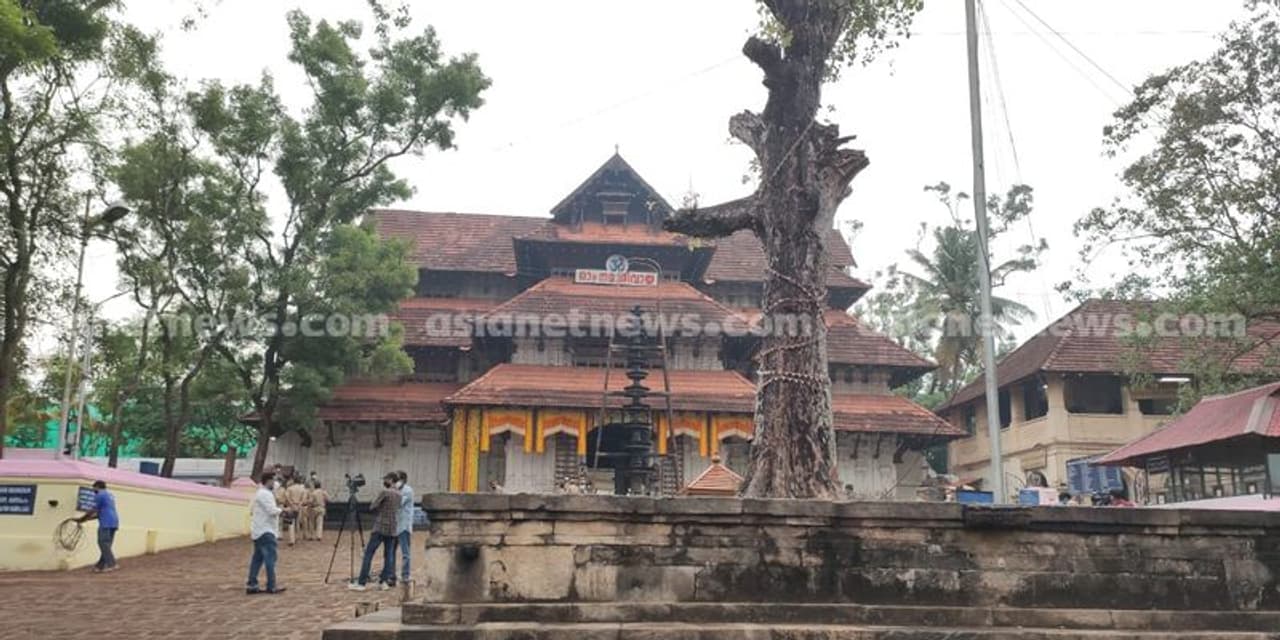 <p>കൊവിഡ് പശ്ചാത്തലത്തിൽ ആൾക്കൂട്ടത്തെ പൂർണമായും ഒഴിവാക്കി കൊണ്ടാണ് ഇത്തവണത്തെ തൃശ്ശൂര് പൂരാഘോഷങ്ങള് നടക്കുന്നത്. വീടുകളിൽ ഇരുന്നു ടിവിയിലോ നവ മധ്യമങ്ങളിലോ പൂരം കാണാനാണ് അധികൃതരുടെ നിർദേശം. </p> <p>കൊവിഡ് പശ്ചാത്തലത്തിൽ ആൾക്കൂട്ടത്തെ പൂർണമായും ഒഴിവാക്കി കൊണ്ടാണ് ഇത്തവണത്തെ തൃശ്ശൂര് പൂരാഘോഷങ്ങള് നടക്കുന്നത്. വീടുകളിൽ ഇരുന്നു ടിവിയിലോ നവ മധ്യമങ്ങളിലോ പൂരം കാണാനാണ് അധികൃതരുടെ നിർദേശം. </p>