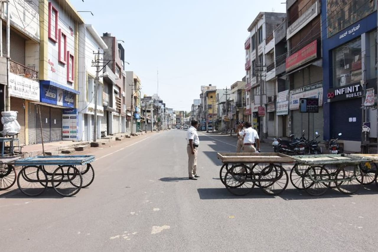 <p>ವಿಜಯಪುರದಲ್ಲಿ ವೀಕೆಂಡ್ ಕರ್ಫ್ಯೂ ಬಣಗುಡುತ್ತಿರುವ ರಸ್ತೆಗಳು</p> <p>ವಿಜಯಪುರದಲ್ಲಿ ವೀಕೆಂಡ್ ಕರ್ಫ್ಯೂ ಬಣಗುಡುತ್ತಿರುವ ರಸ್ತೆಗಳು</p>