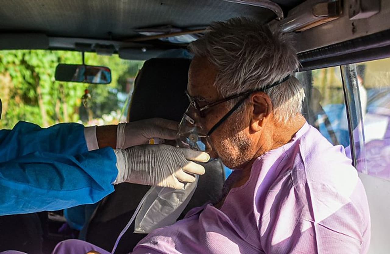 <p>ഇതിനിടെ കൊവിഡ് വ്യാപനത്തെ ചൊല്ലി പ്രധാനമന്ത്രി വിളിച്ച് ചേര്ത്ത് മുഖ്യമന്ത്രിമാരുടെ യോഗത്തില് ദില്ലി മുഖ്യമന്ത്രി രൂക്ഷമായ ഭാഷയില് പ്രതികരിച്ചു. സംസ്ഥാനത്തേക്കുള്ള ഓക്സിജന് ടാങ്കറുകള് കേന്ദ്രമന്ത്രിമാര് അവരവരുടെ സംസ്ഥാനങ്ങളിലേക്ക് വഴി തിരിച്ചുവിടുകയാണെന്ന് കെജ്രിവാള് ആരോപിച്ചു. </p> <p>ഇതിനിടെ കൊവിഡ് വ്യാപനത്തെ ചൊല്ലി പ്രധാനമന്ത്രി വിളിച്ച് ചേര്ത്ത് മുഖ്യമന്ത്രിമാരുടെ യോഗത്തില് ദില്ലി മുഖ്യമന്ത്രി രൂക്ഷമായ ഭാഷയില് പ്രതികരിച്ചു. സംസ്ഥാനത്തേക്കുള്ള ഓക്സിജന് ടാങ്കറുകള് കേന്ദ്രമന്ത്രിമാര് അവരവരുടെ സംസ്ഥാനങ്ങളിലേക്ക് വഴി തിരിച്ചുവിടുകയാണെന്ന് കെജ്രിവാള് ആരോപിച്ചു. </p>