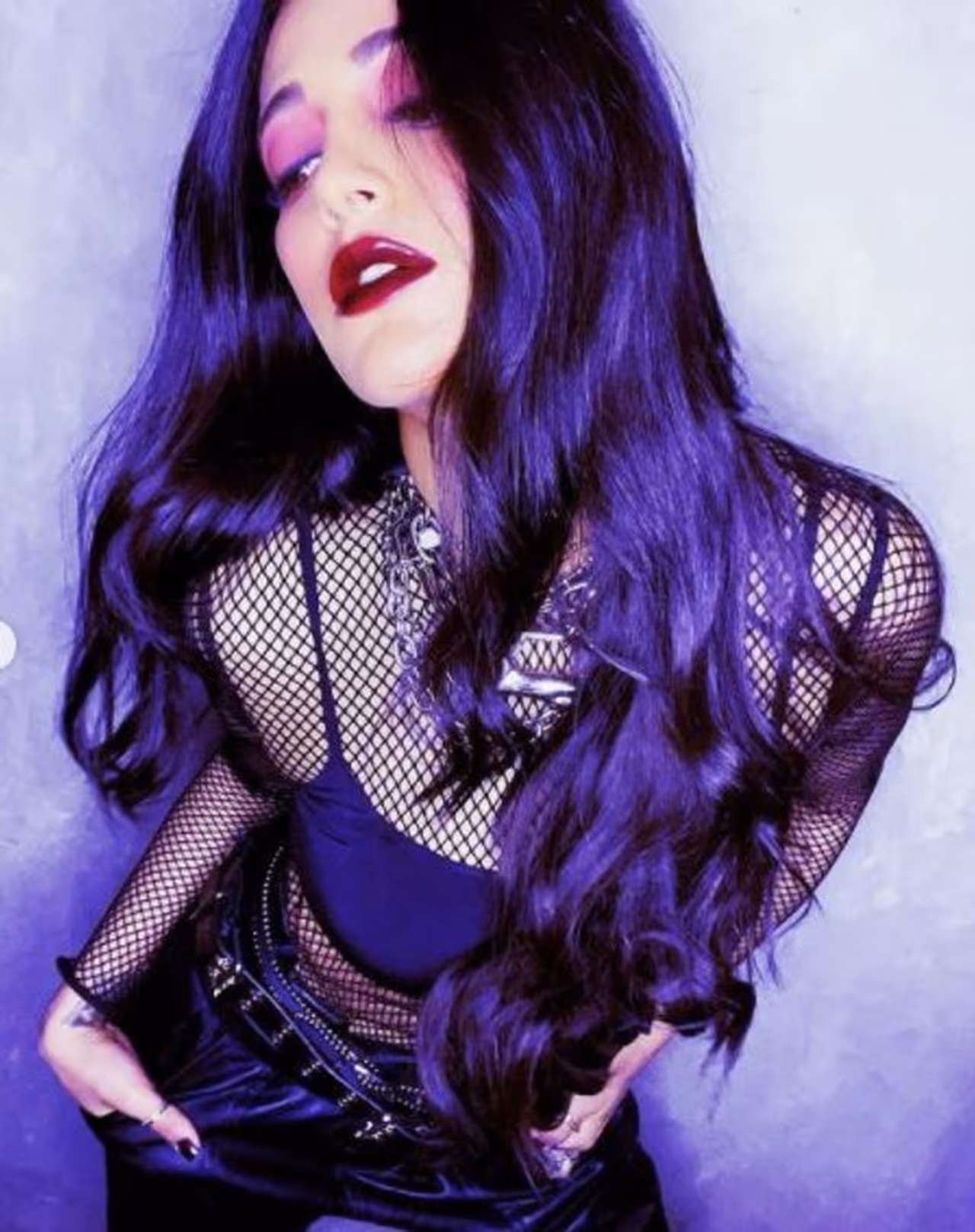 <p>தமிழ், தெலுங்கு சினிமாவில் முன்னணி நாயகியாக வலம் வரும் ஸ்ருதி ஹாசன், ஸ்ருதி ஹாசன் லண்டனைச் சேர்ந்த மைக்கேல் கார்சேலை என்ற நாடக கலைஞரை காதலித்து வந்தார். இருவருக்குமிடையே ஏற்பட்ட கருத்து வேறுபாடு காரணமாக 2019ம் ஆண்டு பிரிந்தனர். அப்போது வேறு வேறு நாட்டில் இருப்பதால் எங்களால் காதலை தொடர முடியவில்லை என மைக்கேல் விளக்கமளித்திருந்தார்.&nbsp;</p>