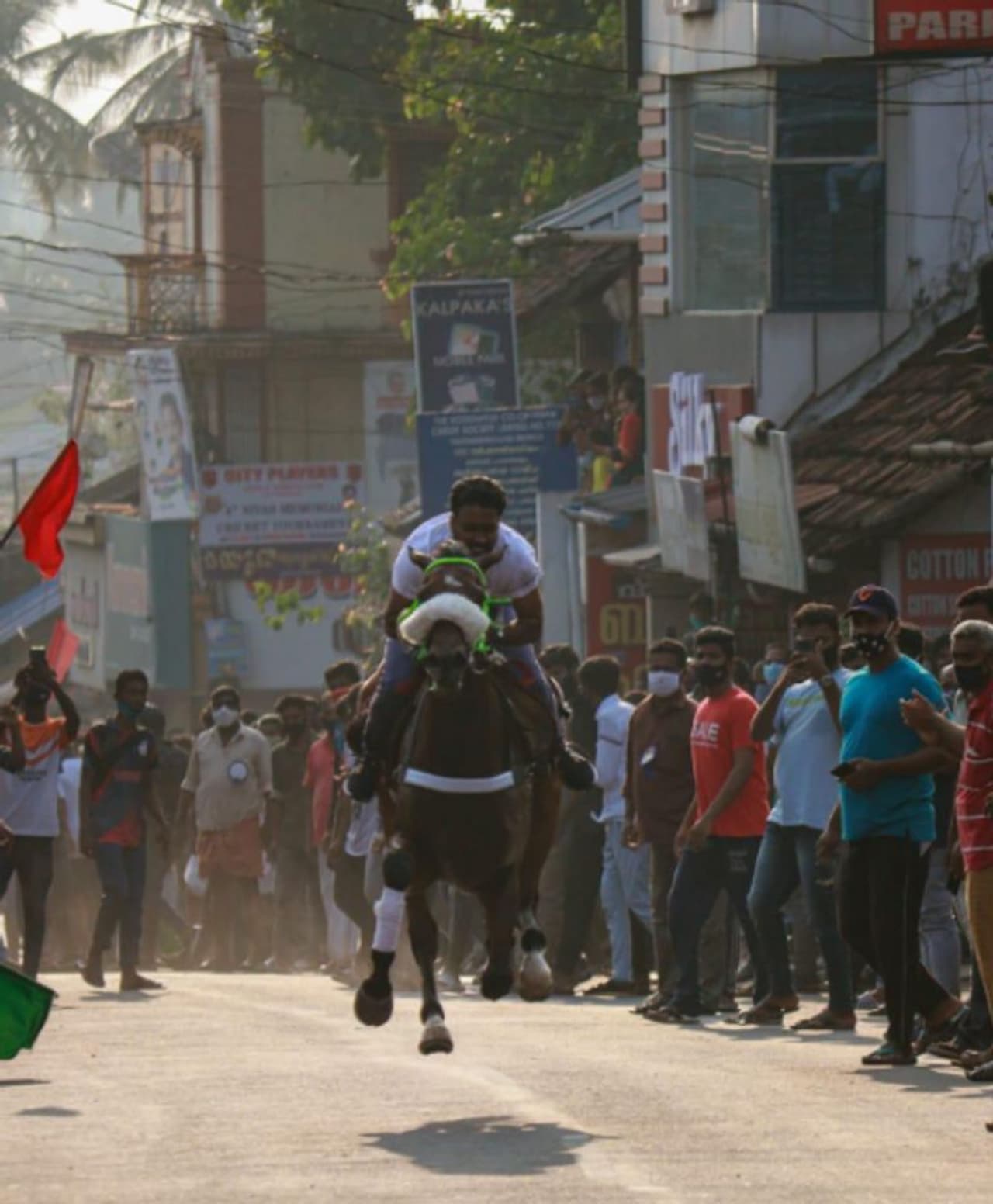 <p>കഴിഞ്ഞ ദിവസങ്ങളില് ഇന്ത്യയിലും കേരളത്തിലും കൊവിഡ് രോഗാണുവിന്റെ അതിവ്യാപനം നടക്കുകയാണ്. രോഗാണുവിന്റെ വ്യാപനം തടയാന് നിലവില് സാമൂഹിക അകലം, അടച്ചുപൂട്ടല് പോലുള്ള പ്രായോഗികമാര്ഗ്ഗങ്ങളാണ് സര്ക്കാര് സംവിധാനങ്ങള് പോലും നിര്ദ്ദേശിക്കുന്നത്. ഇത്തരത്തില് ശനി, ഞായര് ദിവസങ്ങളില് ആളുകള് പൊതുനിരത്തിലേക്കിറങ്ങി രോഗാണുവ്യാപനം കൂട്ടുന്നത് കുറയ്ക്കുവാന് വേണ്ടിയാണ് ഈ രണ്ട് ദിവസങ്ങളില് മിനി ലോക്ഡൌൺ പ്രഖ്യാപിച്ചത്. അതുവഴി രോഗാണുവിന്റെ വ്യാപനം തടയാമെന്ന് സര്ക്കാര് കണക്കുകൂട്ടുന്നു. </p> <p>കഴിഞ്ഞ ദിവസങ്ങളില് ഇന്ത്യയിലും കേരളത്തിലും കൊവിഡ് രോഗാണുവിന്റെ അതിവ്യാപനം നടക്കുകയാണ്. രോഗാണുവിന്റെ വ്യാപനം തടയാന് നിലവില് സാമൂഹിക അകലം, അടച്ചുപൂട്ടല് പോലുള്ള പ്രായോഗികമാര്ഗ്ഗങ്ങളാണ് സര്ക്കാര് സംവിധാനങ്ങള് പോലും നിര്ദ്ദേശിക്കുന്നത്. ഇത്തരത്തില് ശനി, ഞായര് ദിവസങ്ങളില് ആളുകള് പൊതുനിരത്തിലേക്കിറങ്ങി രോഗാണുവ്യാപനം കൂട്ടുന്നത് കുറയ്ക്കുവാന് വേണ്ടിയാണ് ഈ രണ്ട് ദിവസങ്ങളില് മിനി ലോക്ഡൌൺ പ്രഖ്യാപിച്ചത്. അതുവഴി രോഗാണുവിന്റെ വ്യാപനം തടയാമെന്ന് സര്ക്കാര് കണക്കുകൂട്ടുന്നു. </p>
