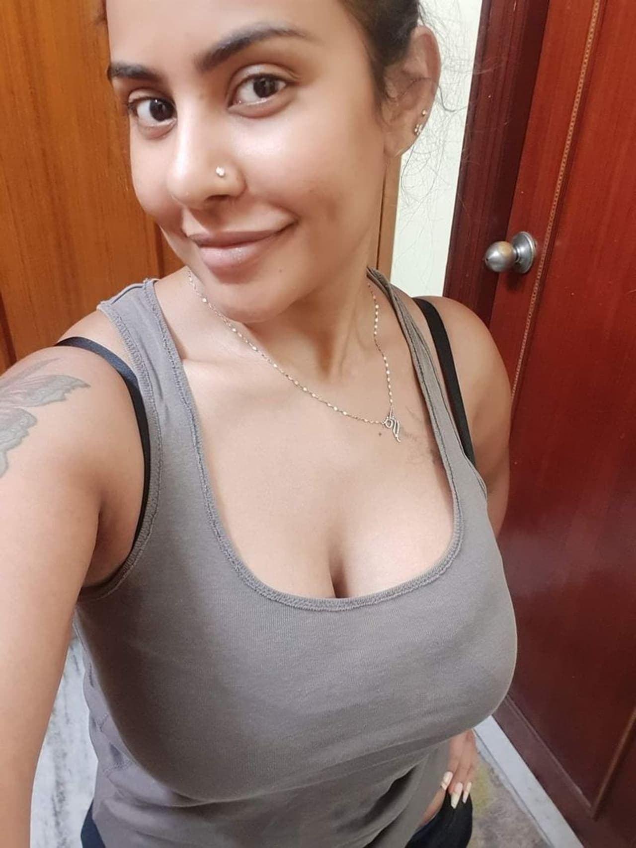 శ్రీరెడ్డి అంటే వివాదాస్పద కామెంట్లే గుర్తుకొస్తాయి. అంతగా ఆమె తెలుగు చిత్ర పరిశ్రమలో పాపులర్ అయ్యింది. టాలీవుడ్కి చెందిన కొందరిని టార్గెట్ చేసి తన సంచలన కామెంట్లు చేస్తూ వార్తల్లో నిలించింది. శ్రీరెడ్డి అంటే వివాదాస్పద కామెంట్లే గుర్తుకొస్తాయి. అంతగా ఆమె తెలుగు చిత్ర పరిశ్రమలో పాపులర్ అయ్యింది. టాలీవుడ్కి చెందిన కొందరిని టార్గెట్ చేసి తన సంచలన కామెంట్లు చేస్తూ వార్తల్లో నిలించింది.