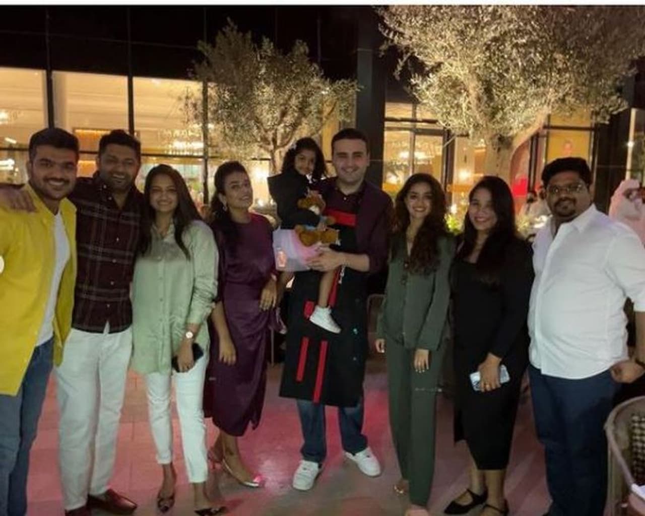 <p>நண்பர்களுடன் ஜாலியாக போஸ் கொடுக்கும் கீர்த்தி சுரேஷ்&nbsp;</p>