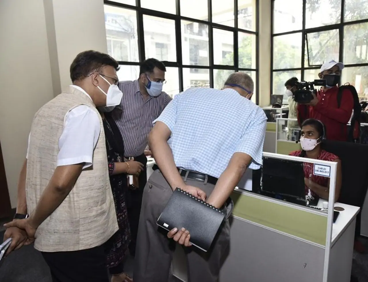 <p>ಶನಿವಾರ ಪಶ್ಚಿಮ ವಲಯದ ದೊಮ್ಮಲೂರಿನ ವಾರ್‌ ರೂಂಗೆ ಪಾಲಿಕೆ ಮುಖ್ಯ ಆಯುಕ್ತ ಗೌರವ್‌ ಗುಪ್ತಾ ಅವರೊಂದಿಗೆ ಭೇಟಿ ನೀಡಿ ಪರಿಶೀಲನೆ ನಡೆಸಿದ ಸರ್ಕಾರ ಮುಖ್ಯ ಕಾರ್ಯದರ್ಶಿ ಪಿ.ರವಿಕುಮಾರ್‌</p>