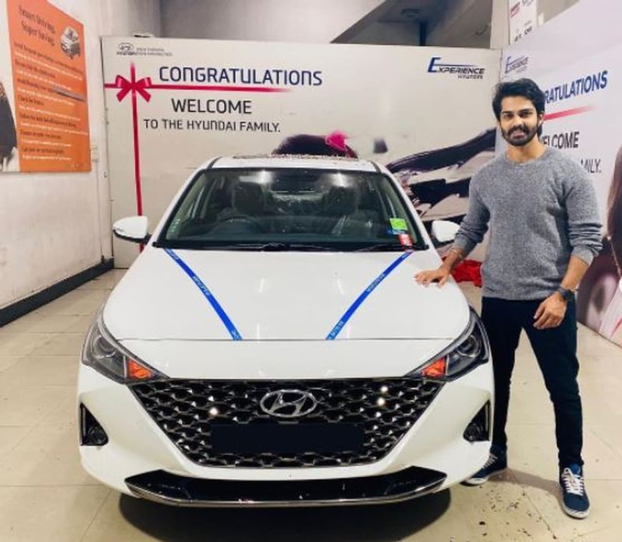 <p>ಬ್ರಹ್ಮಗಂಟು ಧಾರಾವಾಹಿ ಮೂಲಕ ಮನೆ ಮಾತಾಗಿರುವ ನಟ ಭರತ್ ಬೋಪಣ್ಣ ಹೊಸ ಕಾರು ಖರೀದಿಸಿದ್ದಾರೆ.</p> <p>ಬ್ರಹ್ಮಗಂಟು ಧಾರಾವಾಹಿ ಮೂಲಕ ಮನೆ ಮಾತಾಗಿರುವ ನಟ ಭರತ್ ಬೋಪಣ್ಣ ಹೊಸ ಕಾರು ಖರೀದಿಸಿದ್ದಾರೆ.</p>