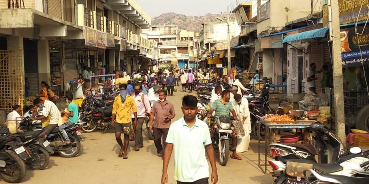 <p>ಕೋವಿಡ್ ನಿಯಮ ಲೆಕ್ಕಿಸದೆ ಕೊಪ್ಪಳದ ಕಾಯಿಪಲ್ಯ ಮಾರುಕಟ್ಟೆಯಲ್ಲಿ ಜನಜಂಗುಳಿ</p> <p>ಕೋವಿಡ್ ನಿಯಮ ಲೆಕ್ಕಿಸದೆ ಕೊಪ್ಪಳದ ಕಾಯಿಪಲ್ಯ ಮಾರುಕಟ್ಟೆಯಲ್ಲಿ ಜನಜಂಗುಳಿ</p>