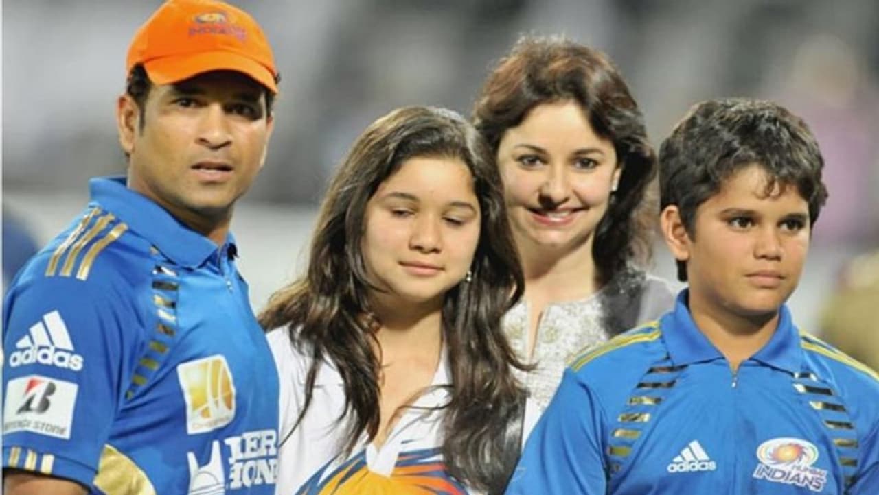 <p>సచిన్ టెండూల్కర్: ఎక్కడ, ఏ పిల్లాడు, తనకంటే పెద్దవయసు అమ్మాయిని ప్రేమించినా, పెళ్లాడినా ముందుగా ప్రస్తావనకి వచ్చే పేరు సచిన్ టెండూల్కర్... ‘మాస్టర్’ లవ్ స్టోరీ అంత ఫేమస్ అయ్యింది మరి...</p> <p>సచిన్ టెండూల్కర్: ఎక్కడ, ఏ పిల్లాడు, తనకంటే పెద్దవయసు అమ్మాయిని ప్రేమించినా, పెళ్లాడినా ముందుగా ప్రస్తావనకి వచ్చే పేరు సచిన్ టెండూల్కర్... ‘మాస్టర్’ లవ్ స్టోరీ అంత ఫేమస్ అయ్యింది మరి...</p>