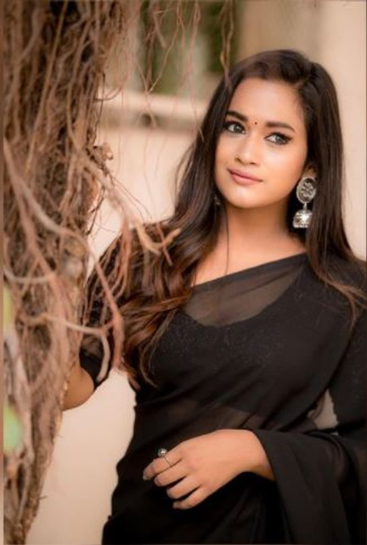 <p>கருப்பு சேலையில் கண்ணை பறிக்கும் அழகு&nbsp;</p>