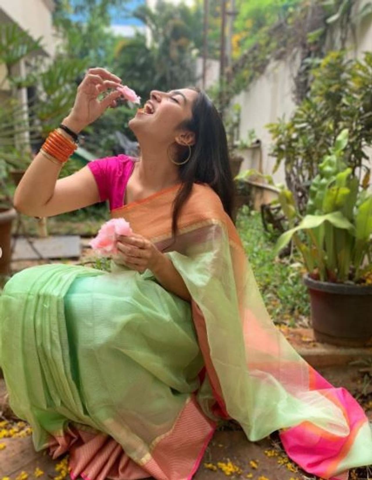 <p>ರುಕ್ಮಿಣಿ ವಸಂತ್ ತುಂಬಾನೇ ಟ್ರೆಡಿಷನಲ್ ಹುಡುಗಿ, ತಮ್ಮ ಇನ್‌ಸ್ಟಾಗ್ರಾಂ ಖಾತೆಯಲ್ಲಿ ಸಾಂಪ್ರದಾಯಿಕ ಉಡುಗೆಗಳಲ್ಲಿ ಹೆಚ್ಚಾಗಿ ಕಾಣಿಸಿಕೊಳ್ಳುತ್ತಾರೆ.</p>