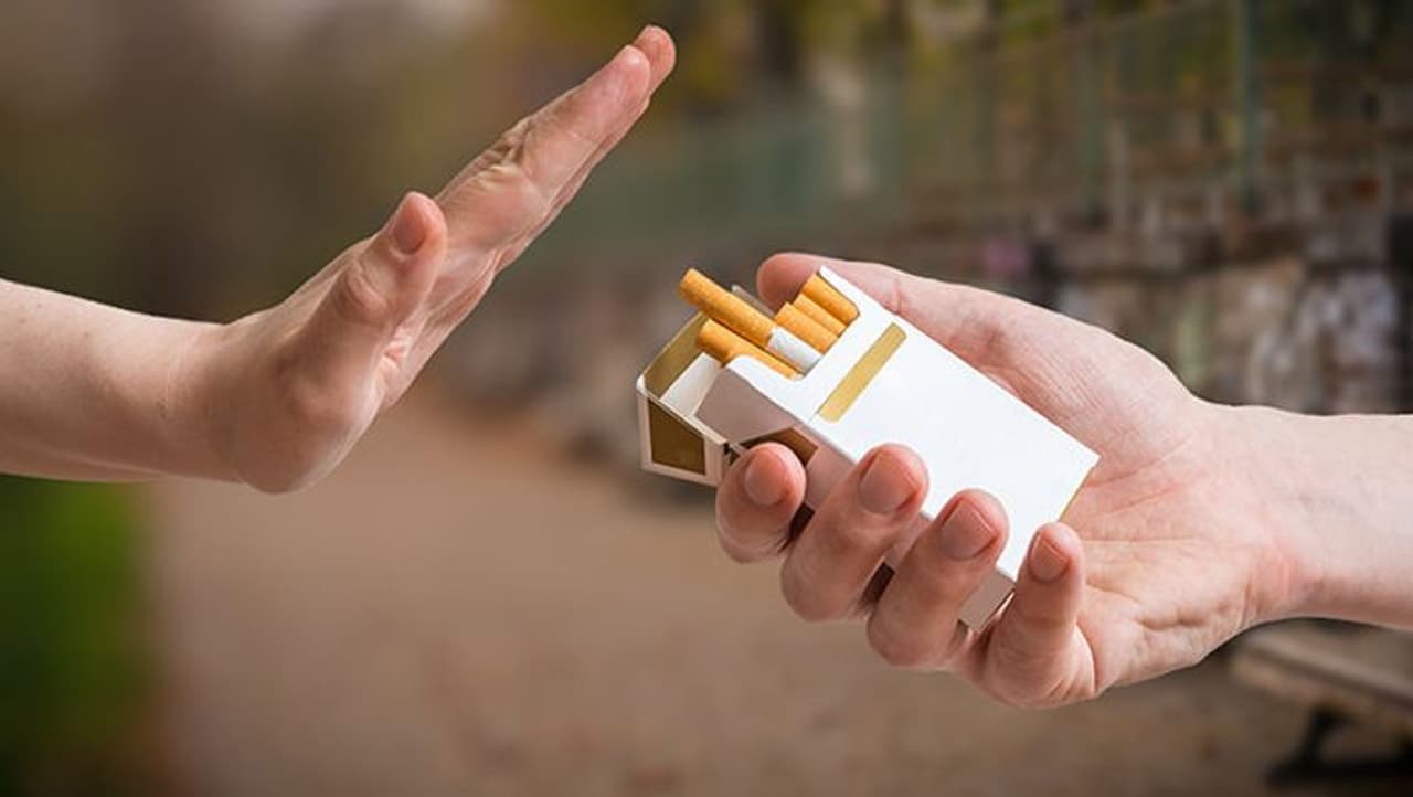 <p>ప్రపంచ పొగాకు లేని దినోత్సవంగా.. ప్రతి సంవత్సరం మే31 వ తేదీని జరుపుకుంటారు. ఈ సందర్భంగా.. పొగాకు వాడటం వల్ల.. పొగతాగడం వల్ల కలిగే అనర్థాలను.. ప్రపంచ ఆరోగ్య సంస్థ వివరించింది. ప్రపంచ ఆరోగ్య సంస్థ డైరెక్టర్ జనరల్ డాక్టర్ టెడ్రోస్ అధనామ్ ఘెబ్రేయేసస్ పొగాకు వల్ల కలిగే నష్టాలను వివరించారు.</p> <p>ప్రపంచ పొగాకు లేని దినోత్సవంగా.. ప్రతి సంవత్సరం మే31 వ తేదీని జరుపుకుంటారు. ఈ సందర్భంగా.. పొగాకు వాడటం వల్ల.. పొగతాగడం వల్ల కలిగే అనర్థాలను.. ప్రపంచ ఆరోగ్య సంస్థ వివరించింది. ప్రపంచ ఆరోగ్య సంస్థ డైరెక్టర్ జనరల్ డాక్టర్ టెడ్రోస్ అధనామ్ ఘెబ్రేయేసస్ పొగాకు వల్ల కలిగే నష్టాలను వివరించారు.</p>