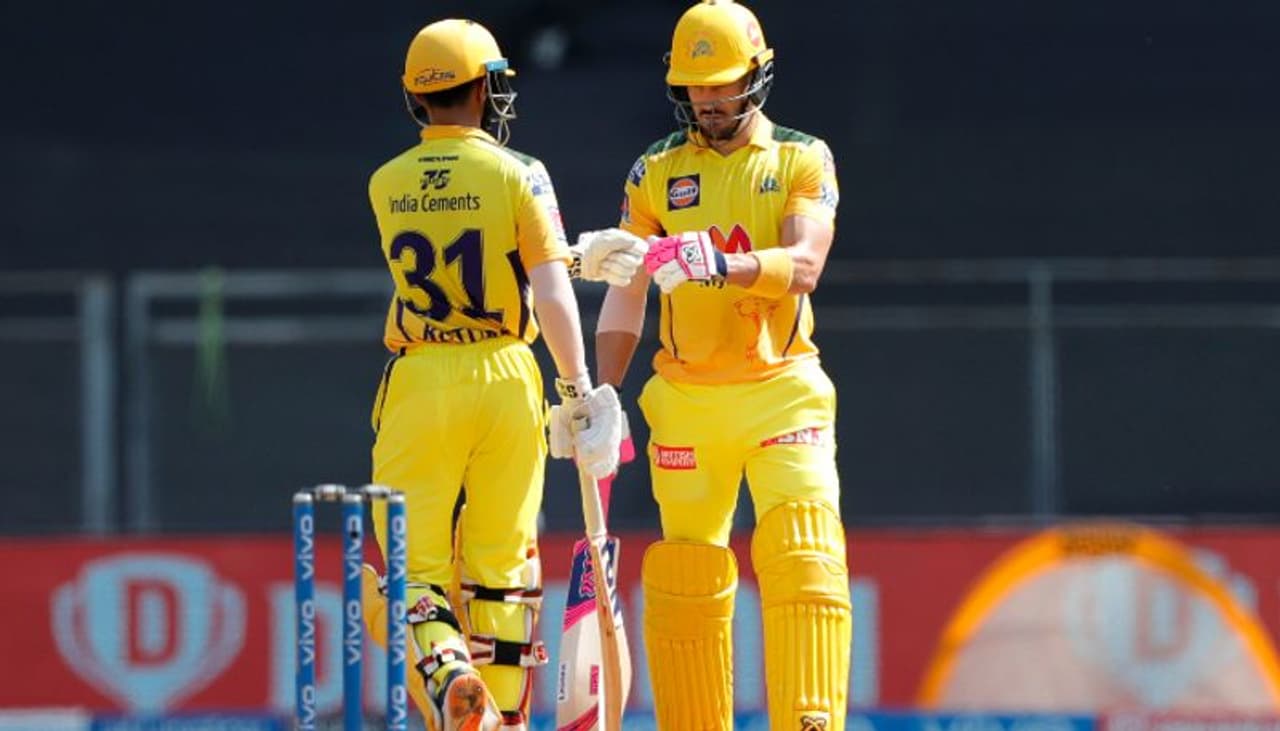 <p>టాస్ ఓడి తొలుత బ్యాటింగ్ ఆరంభించిన చెన్నై సూపర్ కింగ్స్కి శుభారంభం దక్కలేదు. ఓ ఫోర్ బాదిన రుతురాజ్ గైక్వాడ్, మొదటి ఓవర్లోనే హార్ధిక్ పాండ్యాకి క్యాచ్ ఇచ్చి అవుట్ అయ్యాడు. 4 పరుగులకే తొలి వికెట్ కోల్పోయింది సీఎస్కే...</p> <p>టాస్ ఓడి తొలుత బ్యాటింగ్ ఆరంభించిన చెన్నై సూపర్ కింగ్స్కి శుభారంభం దక్కలేదు. ఓ ఫోర్ బాదిన రుతురాజ్ గైక్వాడ్, మొదటి ఓవర్లోనే హార్ధిక్ పాండ్యాకి క్యాచ్ ఇచ్చి అవుట్ అయ్యాడు. 4 పరుగులకే తొలి వికెట్ కోల్పోయింది సీఎస్కే...</p>