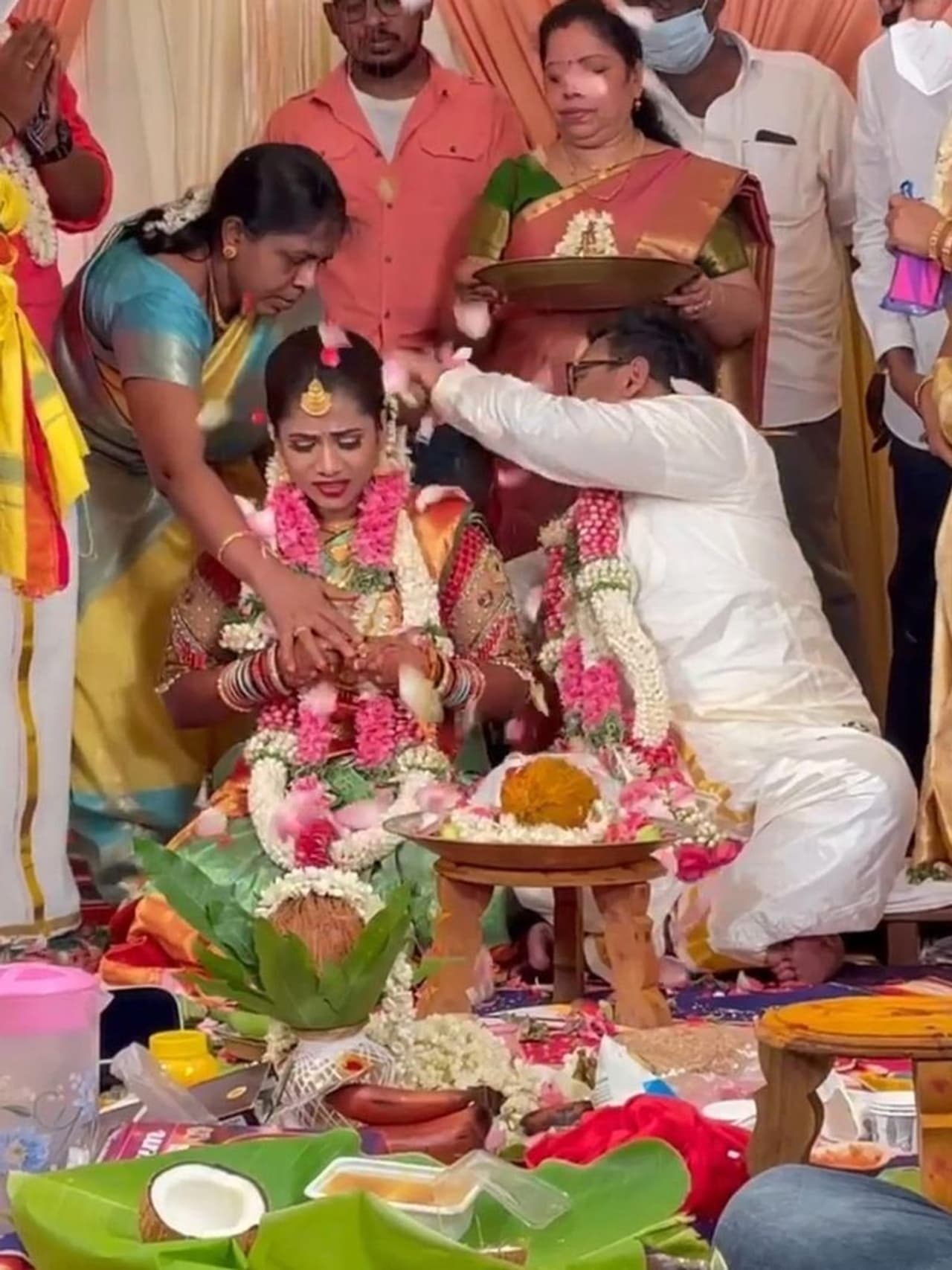 <p>கொரோனா கட்டுப்பாடும் மற்றும் ஞாயிற்று கிழமை ஊரடங்கு காரணமாக நெருங்கிய உறவினர்கள் மற்றும் சில பிரபலங்கள் மட்டுமே விஷ்ணுவின் திருமணத்தில் கலந்து கொண்டுள்ளனர்.</p>