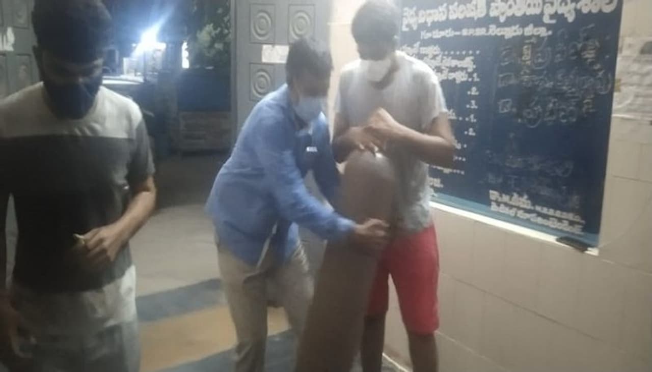 <p>గూడూరు లో అమానుషం చోటు చేసుకుంది. గూడూరు ప్రభుత్వ ఆసుపత్రిలో ఆక్సిజన్ కొరతతో రోగులు తీవ్ర ఇబ్బందుల పాలవుతున్నారు. దీంతో గూడూరు గవర్నమెంట్ హాస్పిటల్ లోని ఐసీయూలోని పేషంట్లు.. ఊపిరి ఆడక, ఆక్సీజన్ లేక విలవిల లాడుతున్నారు.</p> <p>గూడూరు లో అమానుషం చోటు చేసుకుంది. గూడూరు ప్రభుత్వ ఆసుపత్రిలో ఆక్సిజన్ కొరతతో రోగులు తీవ్ర ఇబ్బందుల పాలవుతున్నారు. దీంతో గూడూరు గవర్నమెంట్ హాస్పిటల్ లోని ఐసీయూలోని పేషంట్లు.. ఊపిరి ఆడక, ఆక్సీజన్ లేక విలవిల లాడుతున్నారు.</p>