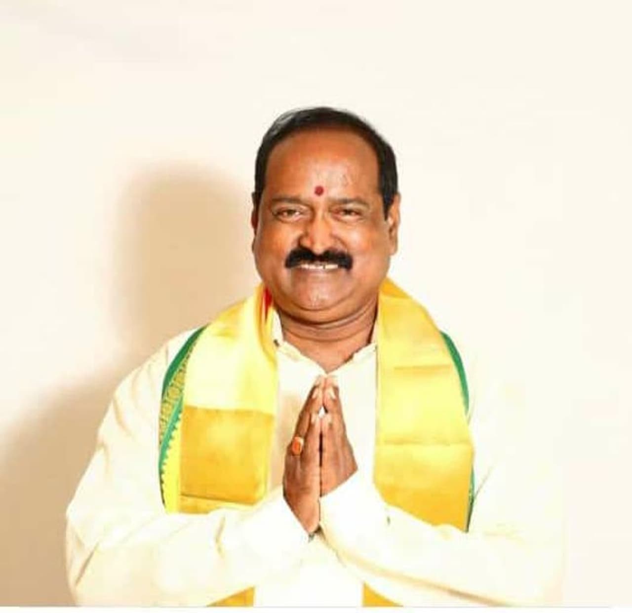 <p>విశాఖ, జీవీఎంసీ 31వ వార్డు టీడీపీ కార్పోరేటర్ వానపల్లి రవికుమార్ కరోనాతో మృతి చెందారు. టీడీపీ నేతలు వరుసగా కరోనాతో మృతి చెందడం పార్టీకి తీరని లోటని పార్టీ అధినేత నారా చంద్రబాబు నాయుడు తీవ్ర దిగ్భ్రాంతి వ్యక్తం చేశారు. మొదట్నుంచి రవికుమార్ పార్టీలో క్రియాశీలకంగా వ్యవహరించారని, కార్పొరేటర్ గా స్థానిక ప్రజలకు ఎప్పుడూ అందుబాటులో ఉండేవారని గుర్తు చేసుకున్నారు. </p> <p>విశాఖ, జీవీఎంసీ 31వ వార్డు టీడీపీ కార్పోరేటర్ వానపల్లి రవికుమార్ కరోనాతో మృతి చెందారు. టీడీపీ నేతలు వరుసగా కరోనాతో మృతి చెందడం పార్టీకి తీరని లోటని పార్టీ అధినేత నారా చంద్రబాబు నాయుడు తీవ్ర దిగ్భ్రాంతి వ్యక్తం చేశారు. మొదట్నుంచి రవికుమార్ పార్టీలో క్రియాశీలకంగా వ్యవహరించారని, కార్పొరేటర్ గా స్థానిక ప్రజలకు ఎప్పుడూ అందుబాటులో ఉండేవారని గుర్తు చేసుకున్నారు. </p>