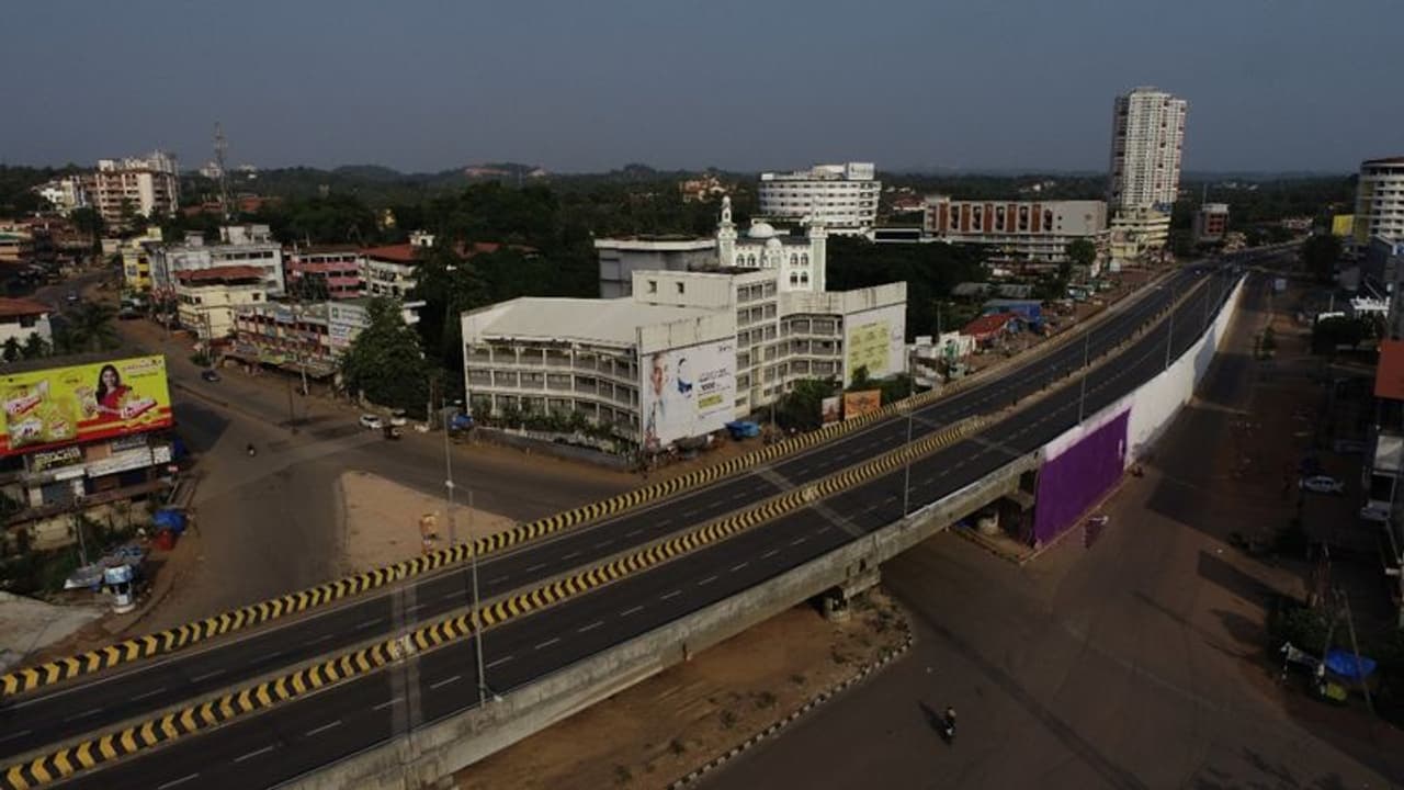 <p>ബെംഗളൂരു നഗരത്തിലെ രോഗബാധിതരായ ഓരോരുത്തരും കുറഞ്ഞത് എട്ട് പേരോളം സമ്പര്ക്കത്തിലേര്പ്പെടുന്നുണ്ടെന്നും കണക്കുകള് കാണിക്കുന്നു. കഴിഞ്ഞ ഫെബ്രുവരിയില് മണിക്കൂറില് പത്ത് പേര്ക്കെന്ന നിലയില് രോഗം സ്ഥിരീകരിച്ചിരുന്നു. </p> <p>ബെംഗളൂരു നഗരത്തിലെ രോഗബാധിതരായ ഓരോരുത്തരും കുറഞ്ഞത് എട്ട് പേരോളം സമ്പര്ക്കത്തിലേര്പ്പെടുന്നുണ്ടെന്നും കണക്കുകള് കാണിക്കുന്നു. കഴിഞ്ഞ ഫെബ്രുവരിയില് മണിക്കൂറില് പത്ത് പേര്ക്കെന്ന നിലയില് രോഗം സ്ഥിരീകരിച്ചിരുന്നു. </p>