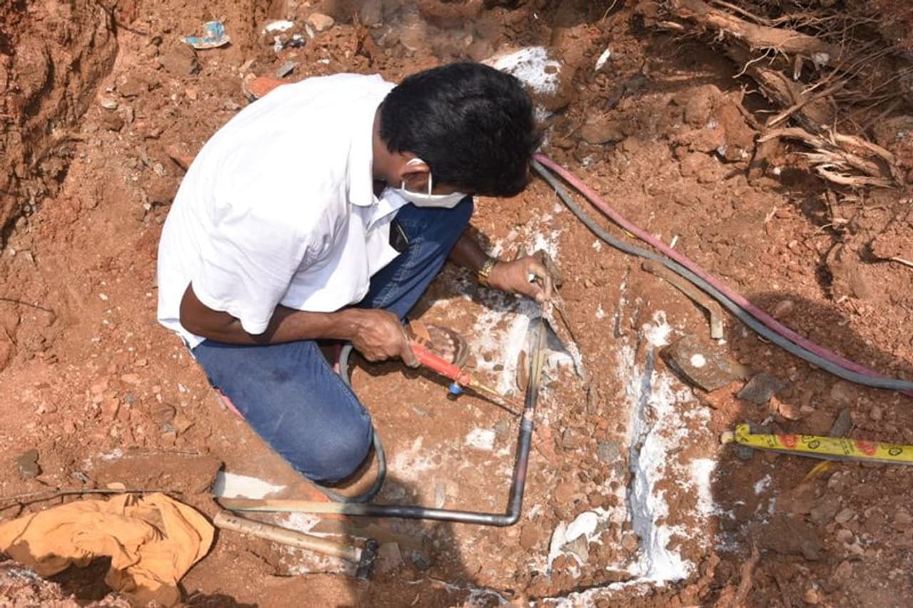 విజయనగరం: విజయనగరం జిల్లా ఆసుపత్రిలో ఆందోళనకర పరిస్థితి నెలకొంది. రాష్ట్రవ్యాప్తంగా ఆక్సిజన్ కొరత ఏర్పడి కరోనా రోగులు ప్రాణాలు కోల్పోతున్న తరుణంలో విజయనగరం జిల్లా ఆస్పత్రిలో సాంకేతిక సమస్య ఏర్పడి ఆక్సిజన్ సరఫరా నిలిచిపోయింది. దీంతో వెంటనే అప్రమత్తమైన ఆస్పత్రి సిబ్బంది, జిల్లా యంత్రాంగం ఆక్సిజన్ పైప్ లైన్ కు యుద్ధ ప్రాతిపదికన మరమ్మత్తులు చేయిస్తున్నారు. ఈ పనులను స్వయంగా జిల్లా జాయింట్ కలెక్టర్ ఆర్.మహేష్ కుమార్ పర్యవేక్షిస్తున్నారు.