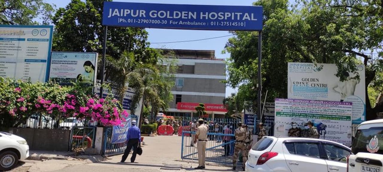 <p>അതിനിടെ കൊവിഡ് വ്യാപിച്ച് നൂറ് കണക്കിനാളുകൾ ശ്വാസം കിട്ടാതെ പിടഞ്ഞുമരിച്ച ഉത്തരേന്ത്യയെയും, രാജ്യത്തെ ആകെയും നടുക്കുന്ന റിപ്പോർട്ട് പുറത്ത്. കേന്ദ്ര ആരോഗ്യമന്ത്രാലയം ഓക്സിജൻ ദൗർലഭ്യം സംബന്ധിച്ച മുന്നറിയിപ്പ് അവഗണിച്ചതായാണ് പുറത്തുവരുന്ന വാർത്തകൾ. </p> <p>അതിനിടെ കൊവിഡ് വ്യാപിച്ച് നൂറ് കണക്കിനാളുകൾ ശ്വാസം കിട്ടാതെ പിടഞ്ഞുമരിച്ച ഉത്തരേന്ത്യയെയും, രാജ്യത്തെ ആകെയും നടുക്കുന്ന റിപ്പോർട്ട് പുറത്ത്. കേന്ദ്ര ആരോഗ്യമന്ത്രാലയം ഓക്സിജൻ ദൗർലഭ്യം സംബന്ധിച്ച മുന്നറിയിപ്പ് അവഗണിച്ചതായാണ് പുറത്തുവരുന്ന വാർത്തകൾ. </p>