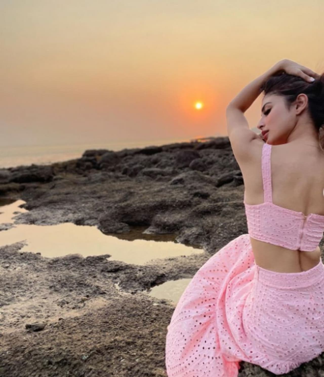 <p>ಏನೂ ಮಾಡದೆ ಅಭಿಮಾನಿಗಳ ಮನ ಗೆಲ್ಲೋದರಲ್ಲಿ ಮೌನಿ ರಾಯ್‌ ಎಕ್ಸ್‌ಪರ್ಟ್.</p>