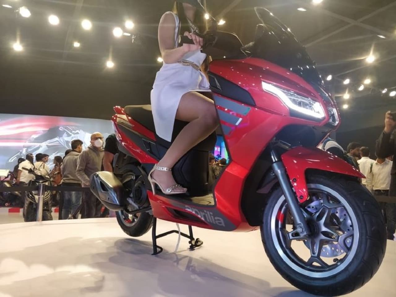 <p> పియాజియో అప్రిలియా ఎస్ఎక్స్ఆర్ 125 స్కూటర్ ఉత్పత్తితో పాటు కొన్ని రోజుల క్రితం ప్రీ బుకింగ్ కూడా ప్రారంభించింది. అంతకుముందు పియాజియో భారతదేశంలో ఎస్ఎక్స్ఆర్ 160ని విడుదల చేసింది. కొత్త ఎస్ఎక్స్ఆర్ 125 అప్రిలియా గ్లోబల్ డిజైన్ లాంగ్వేజ్ తో వస్తుంది. ఈ స్కూటర్ ధర, దానిలో ప్రత్యేకతలు ఏమిటో తెలుసుకోండి...</p> <p> పియాజియో అప్రిలియా ఎస్ఎక్స్ఆర్ 125 స్కూటర్ ఉత్పత్తితో పాటు కొన్ని రోజుల క్రితం ప్రీ బుకింగ్ కూడా ప్రారంభించింది. అంతకుముందు పియాజియో భారతదేశంలో ఎస్ఎక్స్ఆర్ 160ని విడుదల చేసింది. కొత్త ఎస్ఎక్స్ఆర్ 125 అప్రిలియా గ్లోబల్ డిజైన్ లాంగ్వేజ్ తో వస్తుంది. ఈ స్కూటర్ ధర, దానిలో ప్రత్యేకతలు ఏమిటో తెలుసుకోండి...</p>