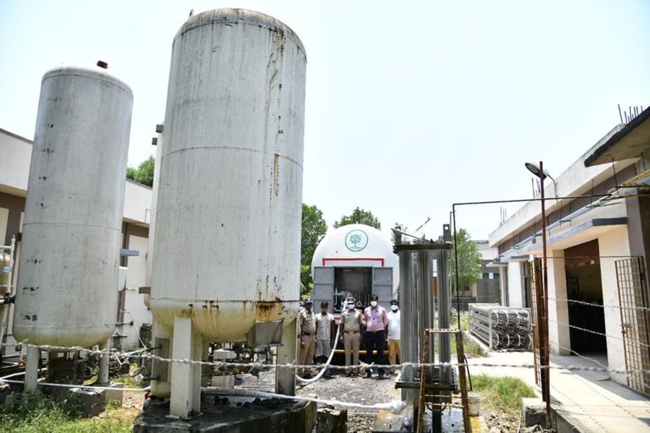 ఒంగోలు: దేశవ్యాప్తంగానే కాదు ఆంధ్ర ప్రదేశ్ లోనూ ఆక్సిజన్ కొరతతో కరోనా మరణాలు పెరుగుతున్నాయి. ఇలాంటి క్లిష్ట సమయంలో ఆక్సిజన్ ను తరలిస్తున్న ఓ లారీ సాంకేతిక సమస్యతో ఆగిపోవడంతో పోలీసులు వెంటనే స్పందించారు. వెంటనే లారీని బాగుచేయించి ఆక్సిజన్ ను గమ్యస్థానానికి చేర్చి కరోనా పేషెంట్స్ ప్రాణాలను కాపాడారు. ఈ ఘటన ప్రకాశం జిల్లాలో చోటుచేసుకుంది. ఒంగోలు: దేశవ్యాప్తంగానే కాదు ఆంధ్ర ప్రదేశ్ లోనూ ఆక్సిజన్ కొరతతో కరోనా మరణాలు పెరుగుతున్నాయి. ఇలాంటి క్లిష్ట సమయంలో ఆక్సిజన్ ను తరలిస్తున్న ఓ లారీ సాంకేతిక సమస్యతో ఆగిపోవడంతో పోలీసులు వెంటనే స్పందించారు. వెంటనే లారీని బాగుచేయించి ఆక్సిజన్ ను గమ్యస్థానానికి చేర్చి కరోనా పేషెంట్స్ ప్రాణాలను కాపాడారు. ఈ ఘటన ప్రకాశం జిల్లాలో చోటుచేసుకుంది.