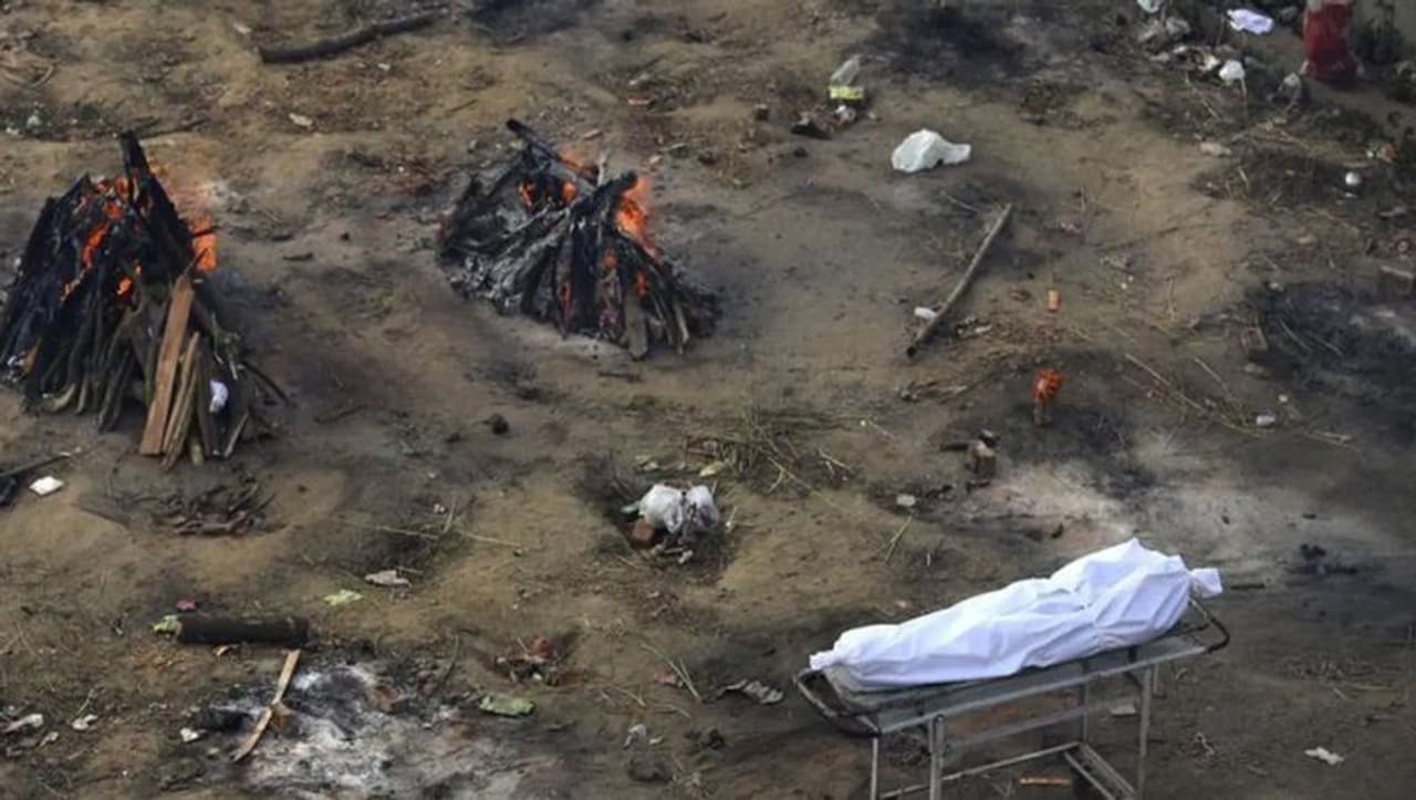 <p>இந்தியாவில் தினந்தோறும் கொரோனா தொற்றால் பாதிக்கப்படுவோர் மற்றும் பலியாவோரின் எண்ணிக்கை புதிய உச்சங்களை தொட்டு வருகிறது. நேற்று ஒரே நாளில் மட்டும் இந்தியாவில் 3 லட்சத்து 52 ஆயிரத்து 991 பேர் கொரோனா தொற்றால் பாதிக்கப்பட்டுள்ளது உறுதி செய்யப்பட்டுள்ளது. </p> <p>இந்தியாவில் தினந்தோறும் கொரோனா தொற்றால் பாதிக்கப்படுவோர் மற்றும் பலியாவோரின் எண்ணிக்கை புதிய உச்சங்களை தொட்டு வருகிறது. நேற்று ஒரே நாளில் மட்டும் இந்தியாவில் 3 லட்சத்து 52 ஆயிரத்து 991 பேர் கொரோனா தொற்றால் பாதிக்கப்பட்டுள்ளது உறுதி செய்யப்பட்டுள்ளது. </p>