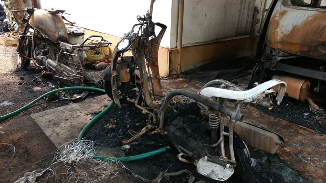 <p>പാനൂര് മന്സൂര് വധക്കേസില് ഉപയോഗിച്ച ബോംബ് നിര്മ്മിച്ച് നല്കിയത് പ്രശോഭാണെന്ന് പൊലീസ് പറയുന്നു. പ്രശോഭിന്റെ വീട്ടിൽ നിന്നും പൊലീസ് ആയുധങ്ങൾ കണ്ടെടുത്തു. തെരഞ്ഞെടുപ്പ് ദിവസത്തില് നടന്ന ആക്രമണത്തിനിടെ നടന്ന ബോബെറിലും പാനൂരിലെ മുസ്ലിം ലീഗ് പ്രവർത്തകനായ മൻസൂറി(22)നെ ബോംബെറിഞ്ഞും വെട്ടിയുമാണ് കൊലപ്പെടുത്തിയത്. കേസില് അന്ന് തന്നെ ഒരു സിപിഎം പ്രവര്ത്തകരെ അറസ്റ്റ് ചെയ്തിരുന്നു. </p> <p>പാനൂര് മന്സൂര് വധക്കേസില് ഉപയോഗിച്ച ബോംബ് നിര്മ്മിച്ച് നല്കിയത് പ്രശോഭാണെന്ന് പൊലീസ് പറയുന്നു. പ്രശോഭിന്റെ വീട്ടിൽ നിന്നും പൊലീസ് ആയുധങ്ങൾ കണ്ടെടുത്തു. തെരഞ്ഞെടുപ്പ് ദിവസത്തില് നടന്ന ആക്രമണത്തിനിടെ നടന്ന ബോബെറിലും പാനൂരിലെ മുസ്ലിം ലീഗ് പ്രവർത്തകനായ മൻസൂറി(22)നെ ബോംബെറിഞ്ഞും വെട്ടിയുമാണ് കൊലപ്പെടുത്തിയത്. കേസില് അന്ന് തന്നെ ഒരു സിപിഎം പ്രവര്ത്തകരെ അറസ്റ്റ് ചെയ്തിരുന്നു. </p>