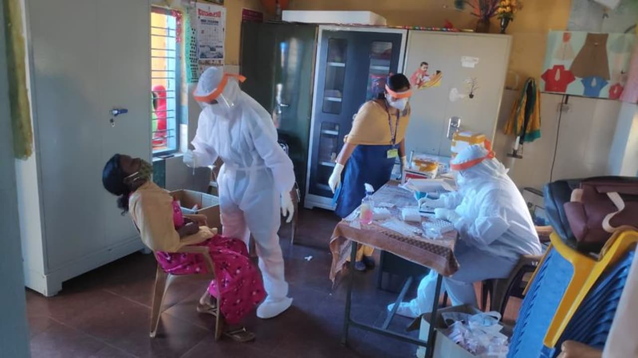 <p>കേരളത്തിലെ ഏറ്റവും പ്രക്തനമായ ആദിവാസി ഗോത്രങ്ങളുള്ള ജില്ലയാണ് വയനാട്. വയനാട് ജില്ല, തമിഴ്നാടും കര്ണ്ണാടകവുമായി അതിര്ത്തി പങ്കിടുന്നത് കാരണം മഹാമാരിയുടെ വ്യാപനകാലത്ത് ഏറെ കരുതലോടെ ആദിവാസി സമൂഹത്തെ സംരക്ഷിക്കേണ്ടതുണ്ട്. </p> <p>കേരളത്തിലെ ഏറ്റവും പ്രക്തനമായ ആദിവാസി ഗോത്രങ്ങളുള്ള ജില്ലയാണ് വയനാട്. വയനാട് ജില്ല, തമിഴ്നാടും കര്ണ്ണാടകവുമായി അതിര്ത്തി പങ്കിടുന്നത് കാരണം മഹാമാരിയുടെ വ്യാപനകാലത്ത് ഏറെ കരുതലോടെ ആദിവാസി സമൂഹത്തെ സംരക്ഷിക്കേണ്ടതുണ്ട്. </p>