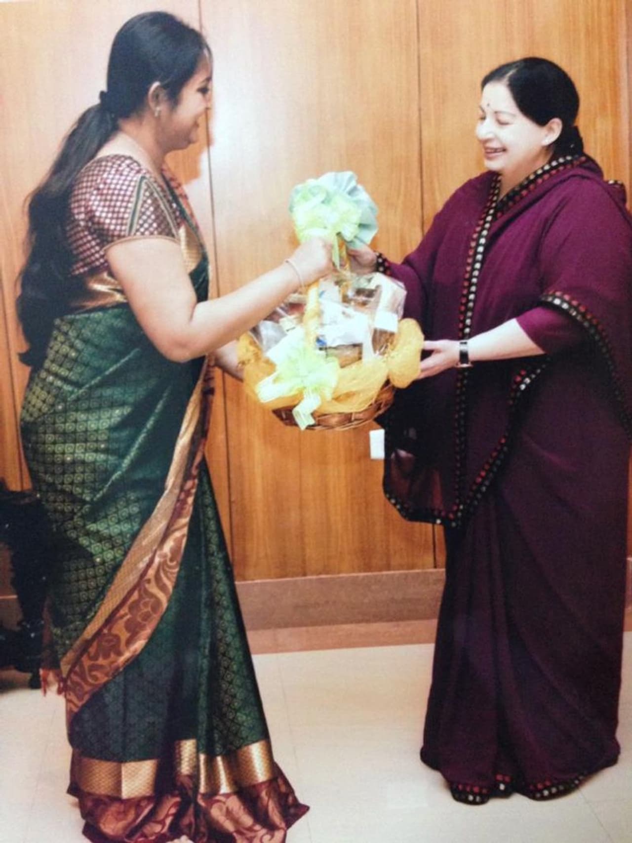 <p>தமிழ் சினிமாவில் முன்னணி நடிகையாக வலம் வந்தவர் விந்தியா. ஜெயலலிதா மீது அளவு கடந்த அன்பு, பாசம், பற்று, மரியாதை காரணமாகத்தான் அ.தி.மு.க.வில் தன்னை ஆரம்பத்தில் இணைத்து கொண்டார். ஜெயலலிதா தன்னுடைய ரோல் மாடல் என்று அடிக்கடி சொல்வார். </p> <p>தமிழ் சினிமாவில் முன்னணி நடிகையாக வலம் வந்தவர் விந்தியா. ஜெயலலிதா மீது அளவு கடந்த அன்பு, பாசம், பற்று, மரியாதை காரணமாகத்தான் அ.தி.மு.க.வில் தன்னை ஆரம்பத்தில் இணைத்து கொண்டார். ஜெயலலிதா தன்னுடைய ரோல் மாடல் என்று அடிக்கடி சொல்வார். </p>