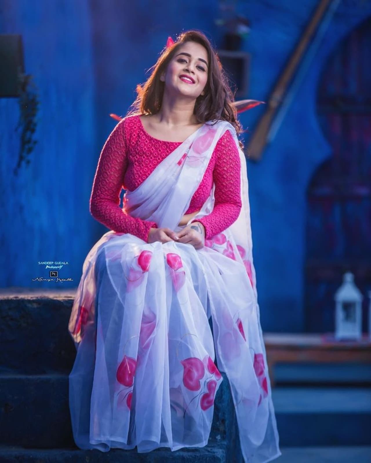 `బిగ్బాస్2` సీజన్లో సందడి చేసింది దీప్తి రెడ్డి సునైనా. కవర్ సాంగ్స్, డ్యాన్స్ వీడియోలతో సోషల్ మీడియాలో, యూట్యూబ్లో సెన్సేషన్గా మారిన దీప్తి బిగ్బాస్లో పాల్గొనే ఛాన్స్ కొట్టేసి మరింతగా పాపులర్ అయ్యింది. `బిగ్బాస్2` సీజన్లో సందడి చేసింది దీప్తి రెడ్డి సునైనా. కవర్ సాంగ్స్, డ్యాన్స్ వీడియోలతో సోషల్ మీడియాలో, యూట్యూబ్లో సెన్సేషన్గా మారిన దీప్తి బిగ్బాస్లో పాల్గొనే ఛాన్స్ కొట్టేసి మరింతగా పాపులర్ అయ్యింది.