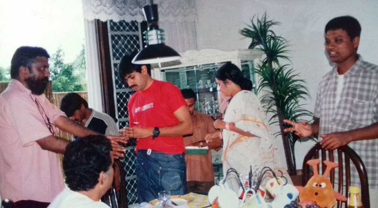 2001, ఏప్రిల్ 27న విడుదలైన ఈ సినిమా ట్రెండ్ సెట్టర్గా నిలవడమే కాదు, అనేక ఏరియాల్లో కమర్షియల్గా సరికొత్త రికార్డులు సృష్టించింది. పవన్ కళ్యాణ్, భూమిక జంటగా నటించిన ఈ చిత్రానికి ఎస్.జె సూర్య దర్శకత్వం వహించారు. ఏ.ఎం. రత్నం నిర్మించారు. ఇందులో పవన్ స్టయిల్, మ్యానరిజం హైలైట్గా నిలిచింది. డ్రెస్సులతో సహా ఇదొక ట్రెండ్ సెట్టింగ్ మూవీగా నిలిచింది. పవన్ మేనియాకి పునాది పోసిన చిత్రంగా చెప్పుకోవచ్చు. 2001, ఏప్రిల్ 27న విడుదలైన ఈ సినిమా ట్రెండ్ సెట్టర్గా నిలవడమే కాదు, అనేక ఏరియాల్లో కమర్షియల్గా సరికొత్త రికార్డులు సృష్టించింది. పవన్ కళ్యాణ్, భూమిక జంటగా నటించిన ఈ చిత్రానికి ఎస్.జె సూర్య దర్శకత్వం వహించారు. ఏ.ఎం. రత్నం నిర్మించారు. ఇందులో పవన్ స్టయిల్, మ్యానరిజం హైలైట్గా నిలిచింది. డ్రెస్సులతో సహా ఇదొక ట్రెండ్ సెట్టింగ్ మూవీగా నిలిచింది. పవన్ మేనియాకి పునాది పోసిన చిత్రంగా చెప్పుకోవచ్చు.