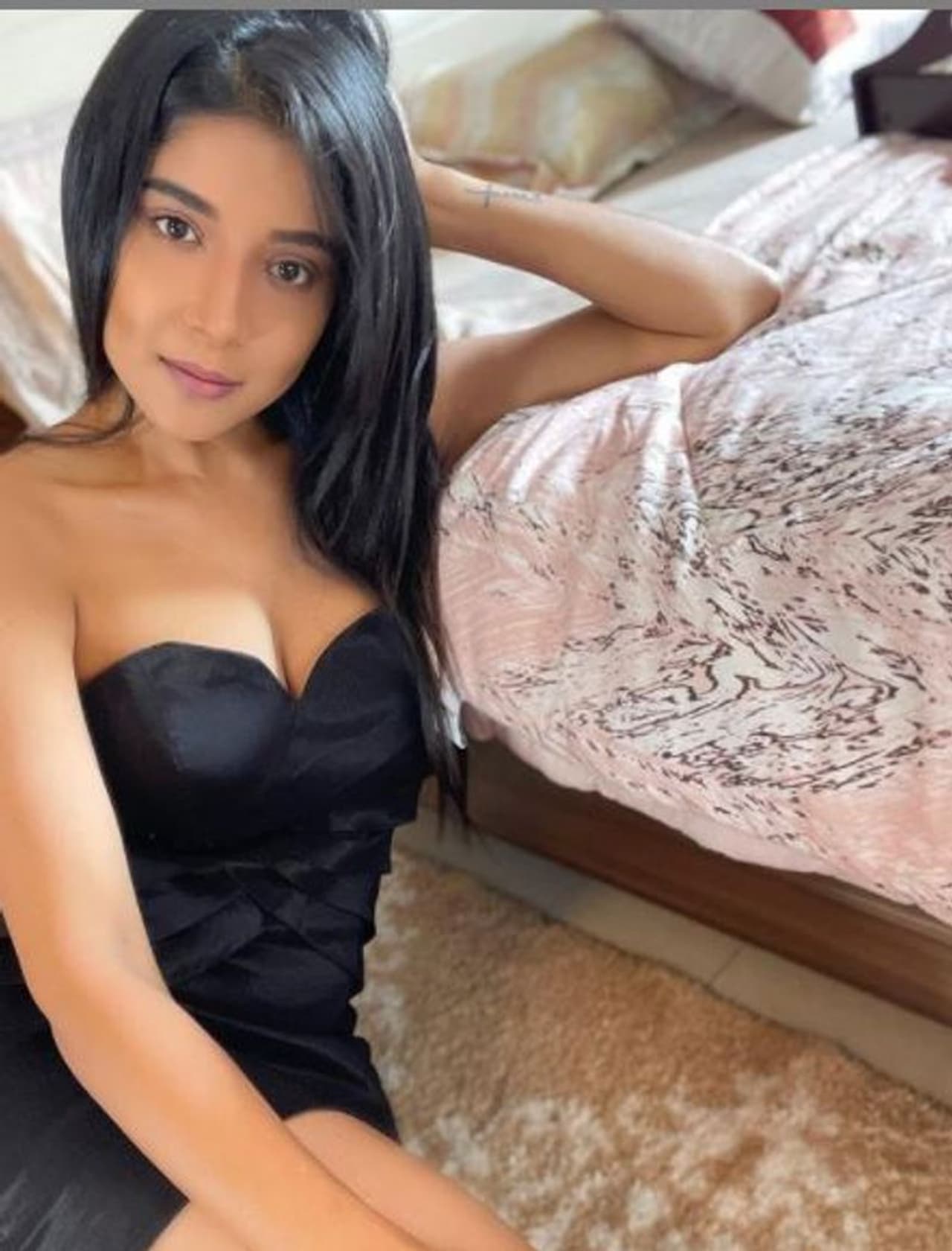 <p>விஜய் தொலைக்காட்சியில் ஒளிபரப்பான பிக்பாஸ் நிகழ்ச்சி மூலமாக பிரபலமானவர் சாக்ஷி அகர்வால். அதற்கு முன்னதாக ‘காலா’,‘விஸ்வாசம்’ என டாப் ஸ்டார்களின் படங்களில் தலை காட்டி இருந்தாலும் சாக்ஷிக்கு அட்ரஸ் கொடுத்தது என்னவோ பிக்பாஸ் நிகழ்ச்சி தான்.</p> <p>விஜய் தொலைக்காட்சியில் ஒளிபரப்பான பிக்பாஸ் நிகழ்ச்சி மூலமாக பிரபலமானவர் சாக்ஷி அகர்வால். அதற்கு முன்னதாக ‘காலா’,‘விஸ்வாசம்’ என டாப் ஸ்டார்களின் படங்களில் தலை காட்டி இருந்தாலும் சாக்ஷிக்கு அட்ரஸ் கொடுத்தது என்னவோ பிக்பாஸ் நிகழ்ச்சி தான்.</p>