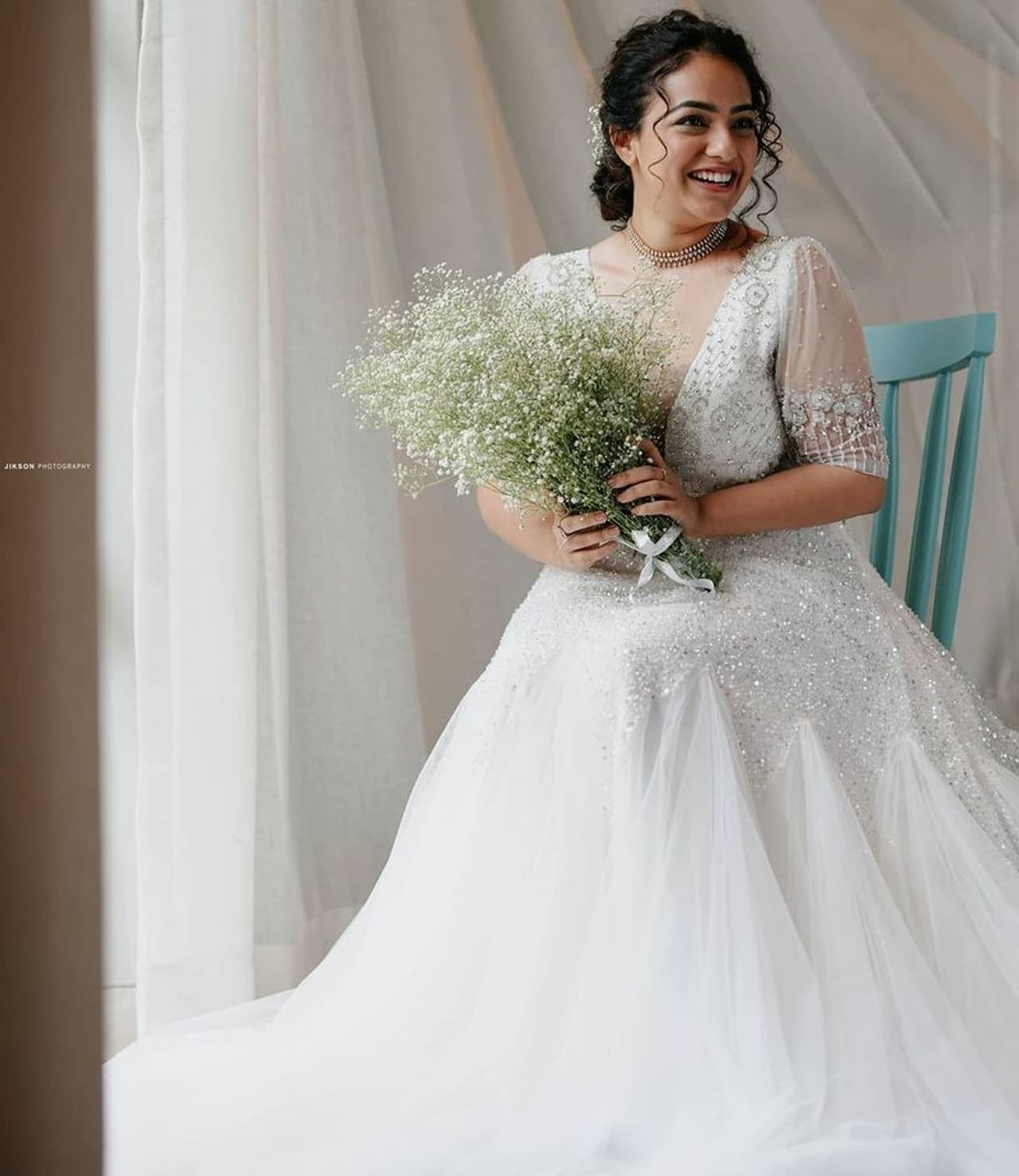 నిత్యా మీనన్ అడపాదడపా సినిమాలు చేస్తుంది. ఈ మధ్య పెద్దగా కనిపించని ఈ బ్యూటీ ఉన్నట్టుండి అందరి అటెన్షన్ తనవైపు తిప్పుకుంది. పెళ్లి కూతురుగా కనిపించి షాక్ ఇచ్చింది. నిత్యా మీనన్ అడపాదడపా సినిమాలు చేస్తుంది. ఈ మధ్య పెద్దగా కనిపించని ఈ బ్యూటీ ఉన్నట్టుండి అందరి అటెన్షన్ తనవైపు తిప్పుకుంది. పెళ్లి కూతురుగా కనిపించి షాక్ ఇచ్చింది.