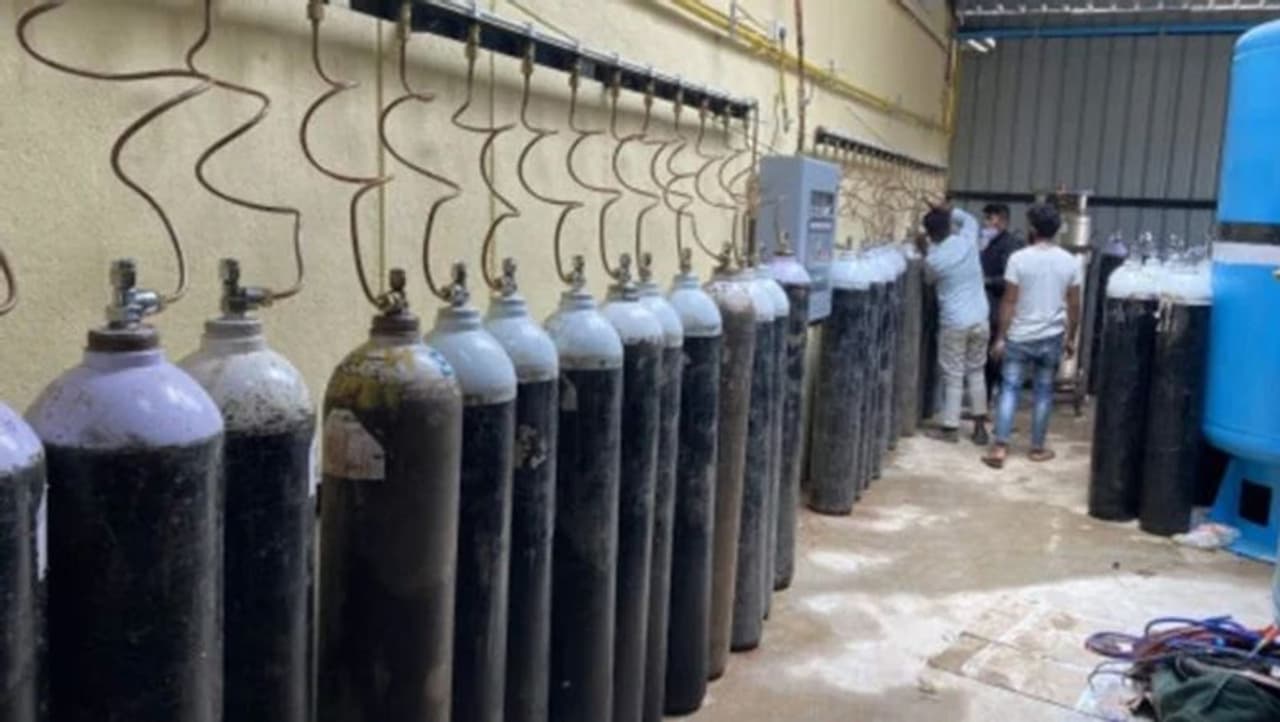 <p>ಭಾರತದಲ್ಲಿ ಕೊರೋನಾ ಎರಡನೇ ಅಲೆ ಲಕ್ಷಾಂತರ ಜೀವಗಳನ್ನು ಬಲಿ ಪಡೆದಿದೆ. ಹಲವಾರು ರಾಜ್ಯಗಳಲ್ಲಿ ಆಮ್ಲಜನಕ ಕಾನ್ಸನ್‌ಟ್ರೇಟರ್ &nbsp;ಕೊರತೆ ಇದೆ. ಇದು ಮರಣ ಪ್ರಮಾಣ ಹೆಚ್ಚಳಕ್ಕೆ ಕಾರಣವಾಗಿದೆ.</p>