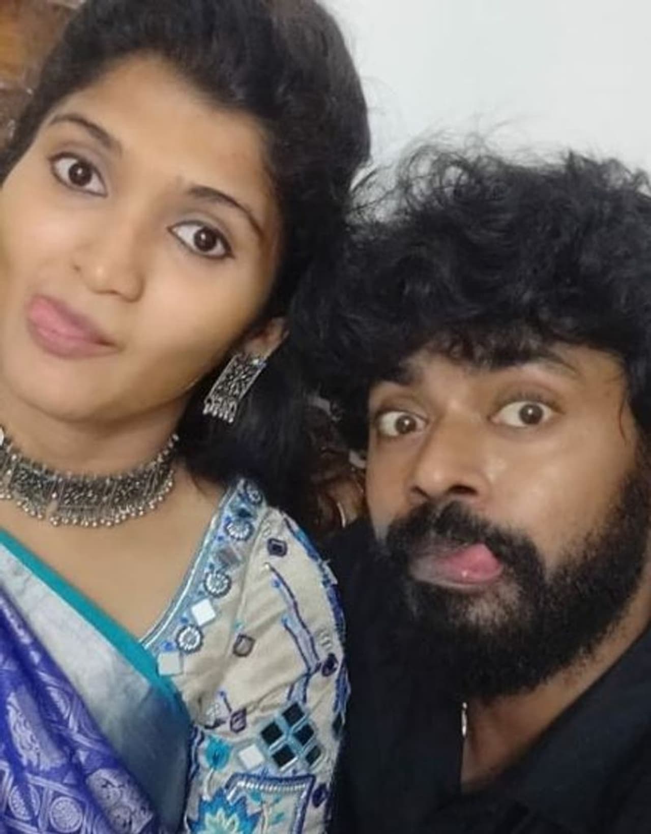 <p>பிரபல தனியார் தொலைக்காட்சியில் ஒளிபரப்பான 'மானாட மயிலாட' நிகழ்ச்சியின் மூலம் நடன அமைப்பாளராக தன்னை ரசிகர்களுக்கு மத்தியில், அறிமுகப்படுத்தி கொண்டவர் சாண்டி.</p> <p>பிரபல தனியார் தொலைக்காட்சியில் ஒளிபரப்பான 'மானாட மயிலாட' நிகழ்ச்சியின் மூலம் நடன அமைப்பாளராக தன்னை ரசிகர்களுக்கு மத்தியில், அறிமுகப்படுத்தி கொண்டவர் சாண்டி.</p>