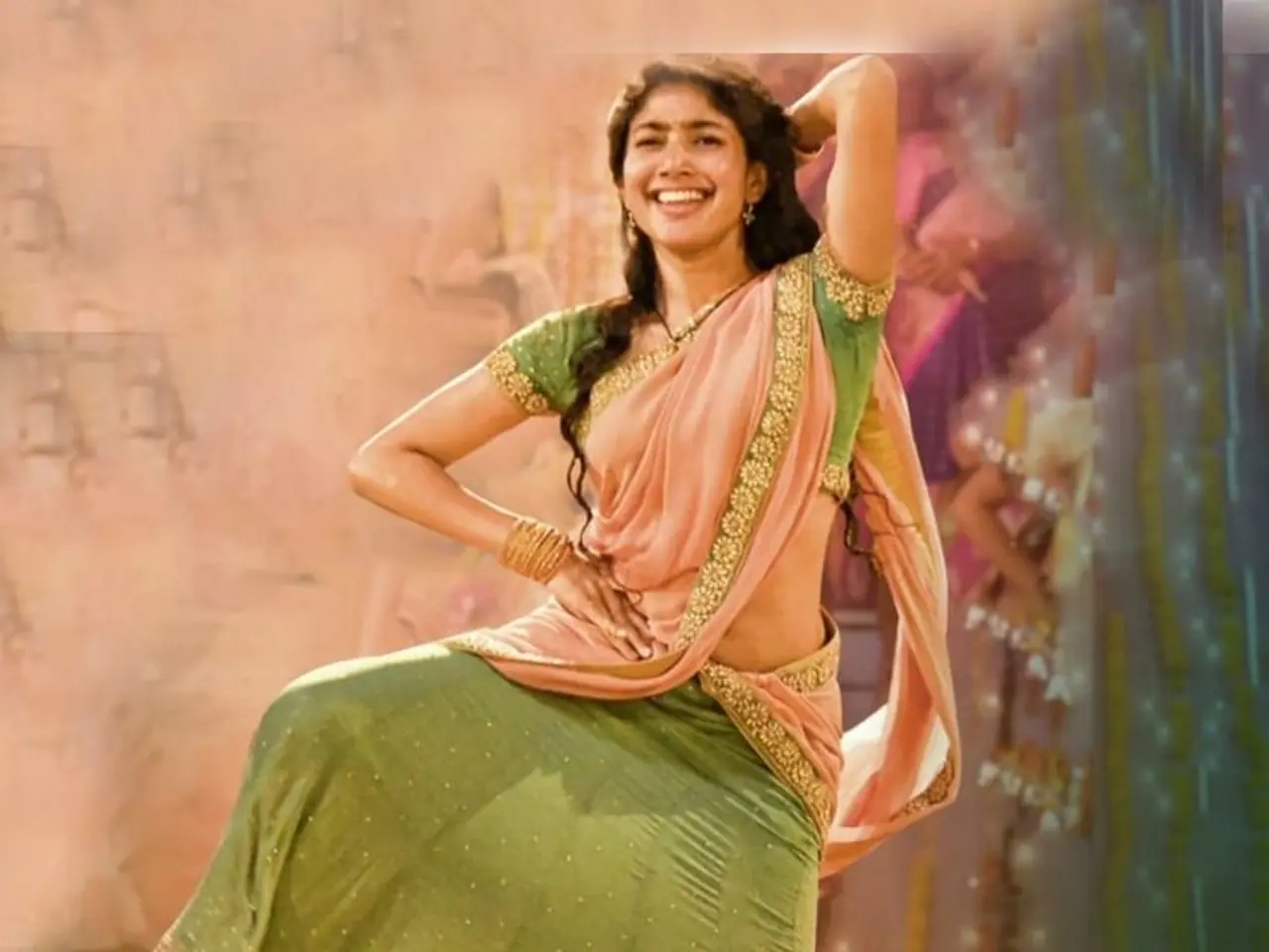 <p>ಸಾಯಿ ಪಲ್ಲವಿ 2015ರಲ್ಲಿ ಮಲಯಾಳಂ ಚಿತ್ರ ಪ್ರೇಮಂ ಮೂಲಕ ಲೀಡ್ ನಟಿಯಾಗಿ ಕಾಣಿಸಿಕೊಂಡರು. ಅಂದಿನಿಂದ, ಸಾಯಿ ಪಲ್ಲವಿ ಹಿಂದಿರುಗಿ ನೋಡಲಿಲ್ಲ.</p> <p>ಸಾಯಿ ಪಲ್ಲವಿ 2015ರಲ್ಲಿ ಮಲಯಾಳಂ ಚಿತ್ರ ಪ್ರೇಮಂ ಮೂಲಕ ಲೀಡ್ ನಟಿಯಾಗಿ ಕಾಣಿಸಿಕೊಂಡರು. ಅಂದಿನಿಂದ, ಸಾಯಿ ಪಲ್ಲವಿ ಹಿಂದಿರುಗಿ ನೋಡಲಿಲ್ಲ.</p>